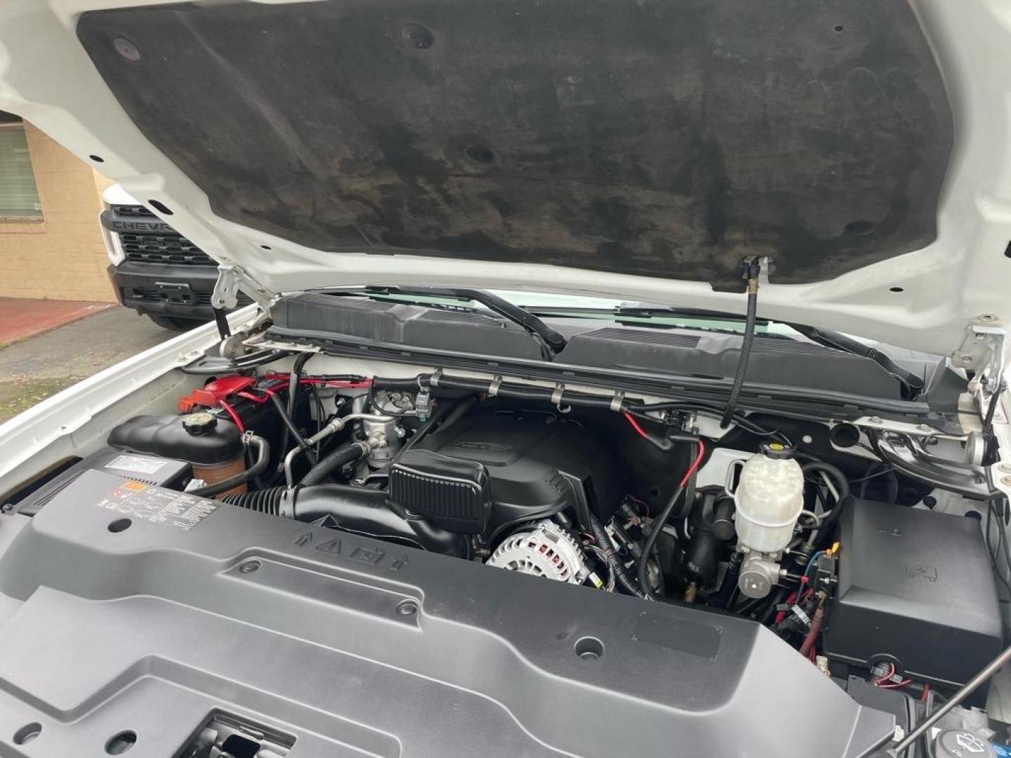 2013 Summit White Chevrolet Silverado 2500HD Work Truck (1GC0CVCG8DF) with an 6.0L 6.0L V8 360hp 380ft. lbs. Sequential Electronic Fuel Injection engine, 6-Speed Shiftable Automatic transmission, located at 800 Riverside Ave, Roseville, CA, 95678, (916) 773-4549, 38.732265, -121.291039 - Photo#12