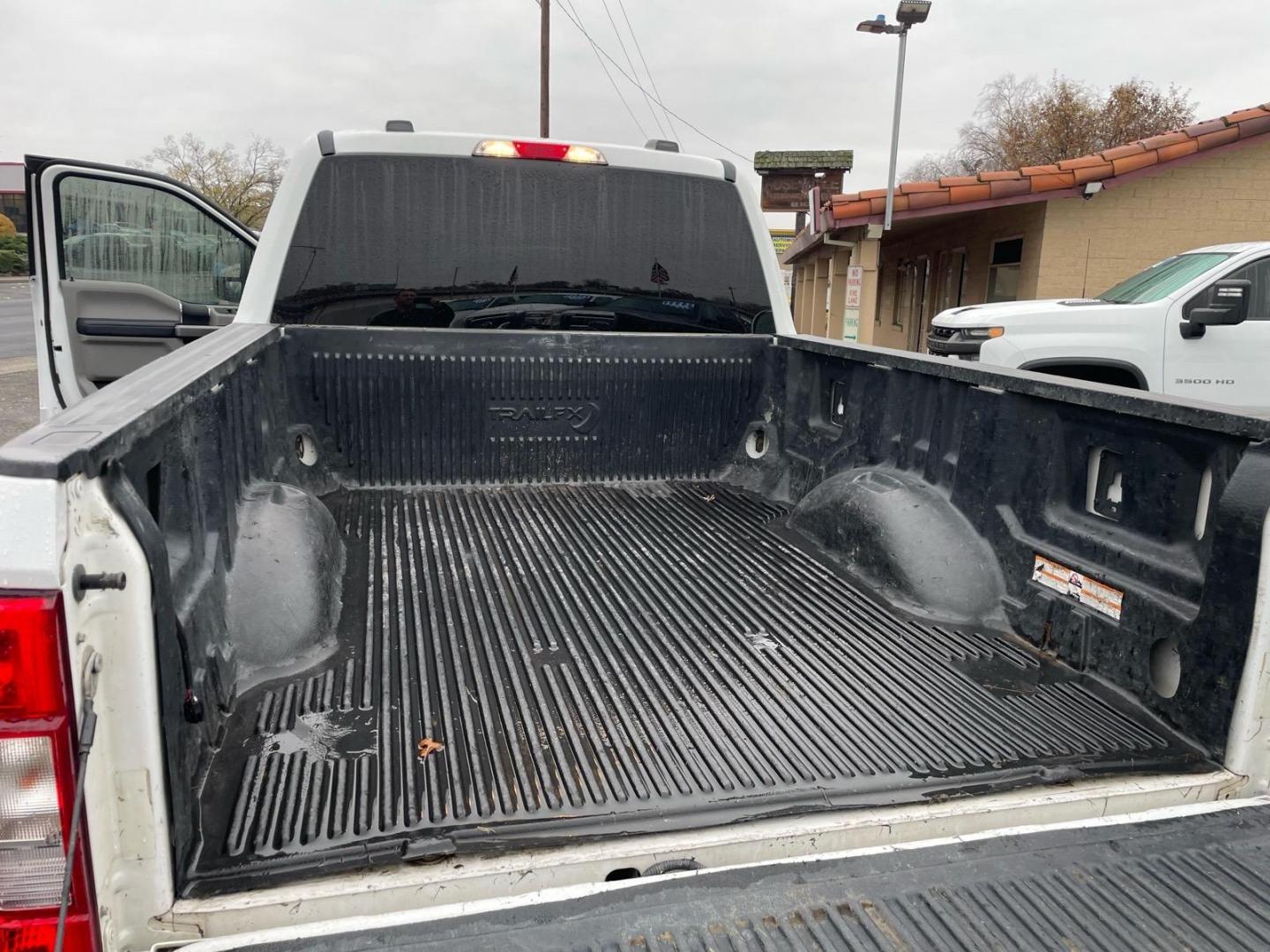2020 Oxford White Ford F-250 Super Duty XLT (1FT7W2BT2LE) with an 6.7L Power Stroke 6.7L Biodiesel Turbo V8 475hp 1050ft. lbs. Common Rail Direct Injection engine, 6-Speed Shiftable Automatic transmission, located at 800 Riverside Ave, Roseville, CA, 95678, (916) 773-4549, 38.732265, -121.291039 - DIESEL CREW CAB 4X4 XLT - Photo#11