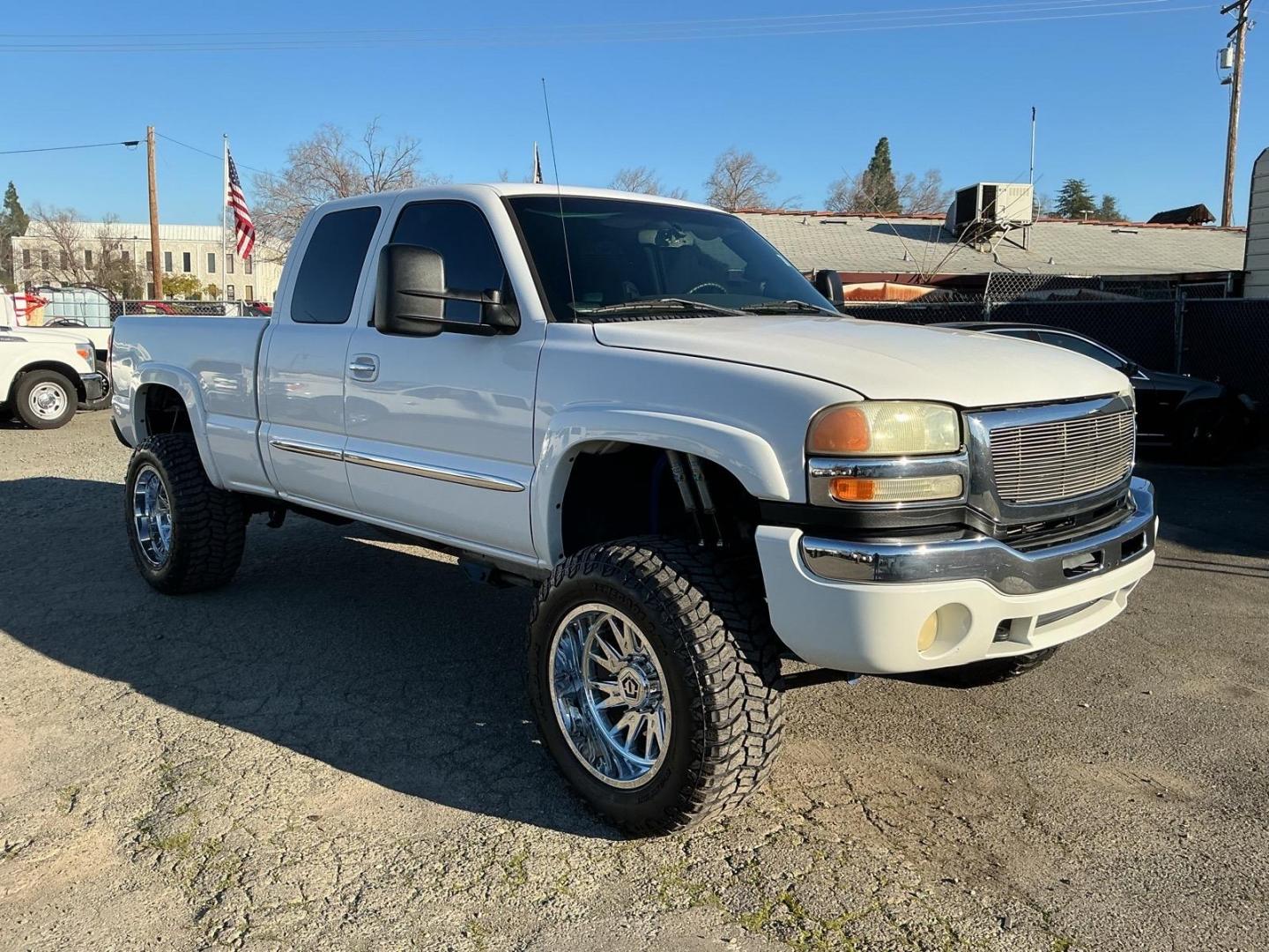 2004 Summit White GMC Sierra 2500HD SLE (1GTHK29254E) with an Duramax 6.6L Diesel Turbo V8 300hp 520ft. lbs. Other engine, 4-Speed Automatic transmission, located at 800 Riverside Ave, Roseville, CA, 95678, (916) 773-4549, 38.732265, -121.291039 - DURAMAX DIESEL X-CAB 4X4 SLE LIFTED CLEAN CARFAX - Photo#1