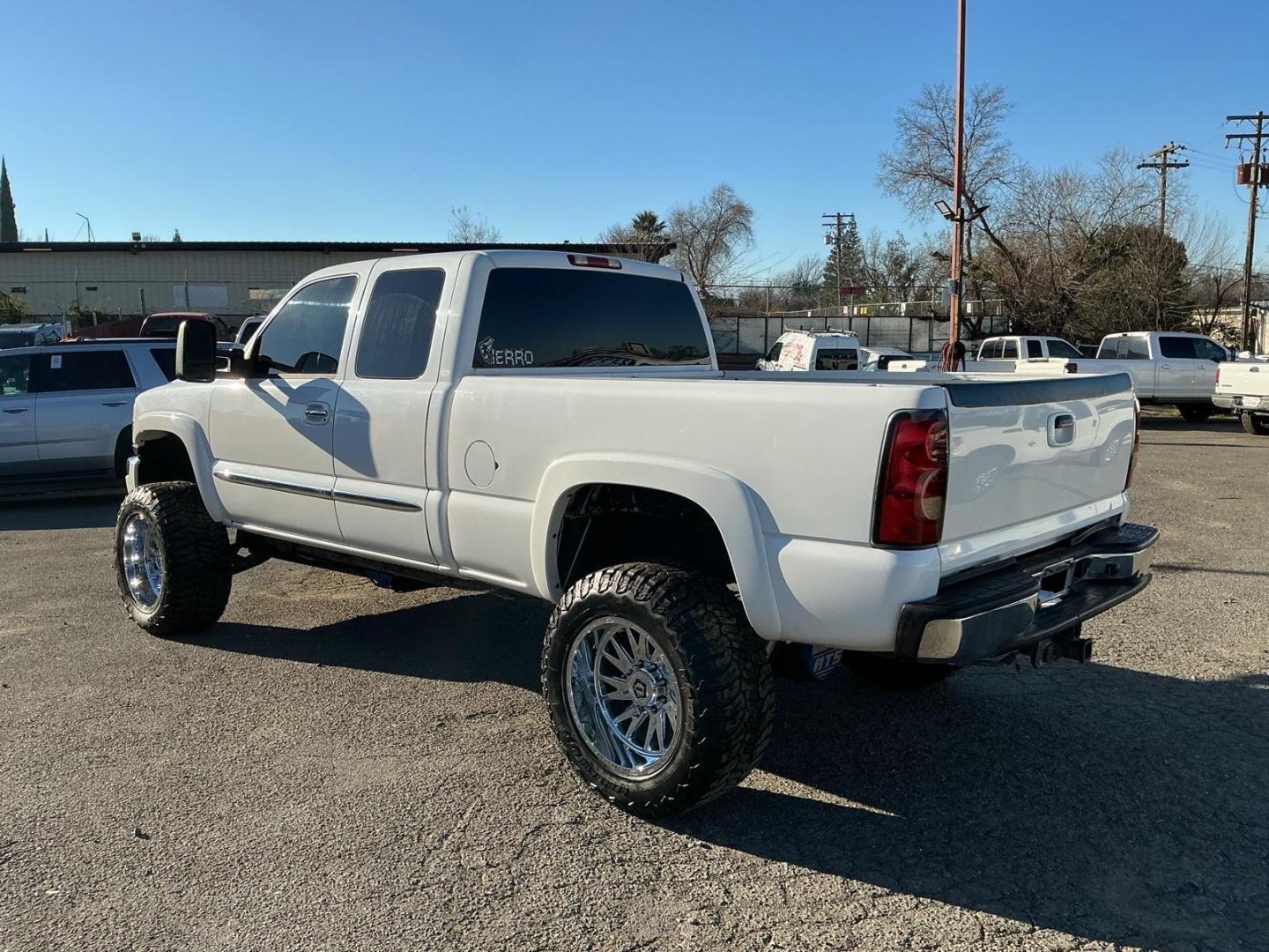 2004 Summit White GMC Sierra 2500HD SLE (1GTHK29254E) with an Duramax 6.6L Diesel Turbo V8 300hp 520ft. lbs. Other engine, 4-Speed Automatic transmission, located at 800 Riverside Ave, Roseville, CA, 95678, (916) 773-4549, 38.732265, -121.291039 - DURAMAX DIESEL X-CAB 4X4 SLE LIFTED CLEAN CARFAX - Photo#2
