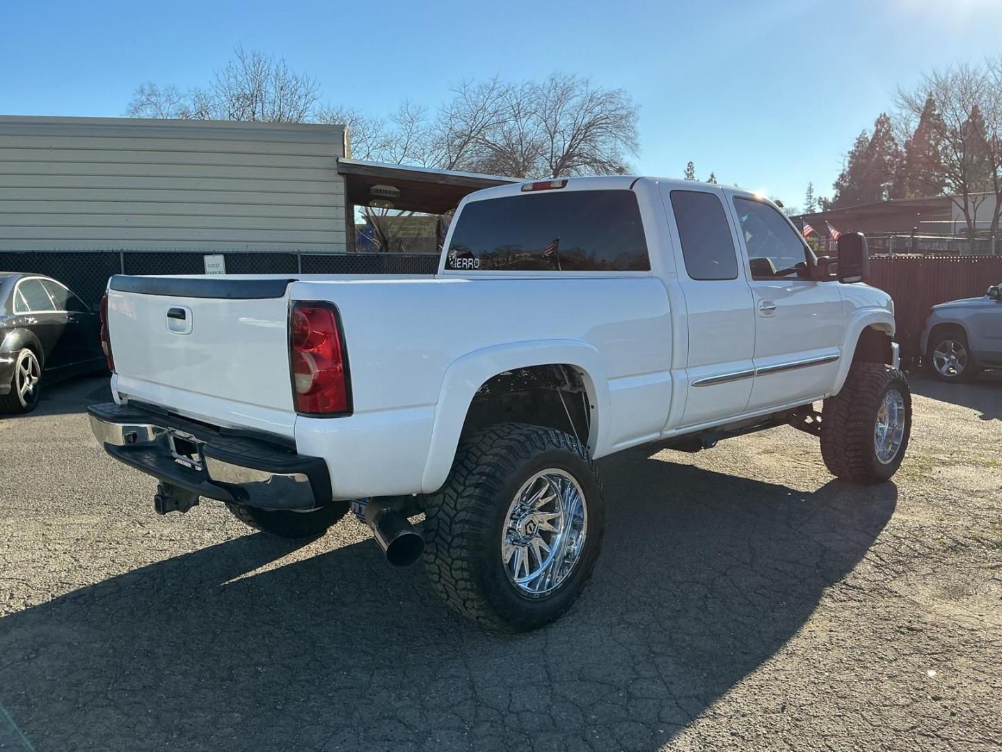 2004 Summit White GMC Sierra 2500HD SLE (1GTHK29254E) with an Duramax 6.6L Diesel Turbo V8 300hp 520ft. lbs. Other engine, 4-Speed Automatic transmission, located at 800 Riverside Ave, Roseville, CA, 95678, (916) 773-4549, 38.732265, -121.291039 - DURAMAX DIESEL X-CAB 4X4 SLE LIFTED CLEAN CARFAX - Photo#3