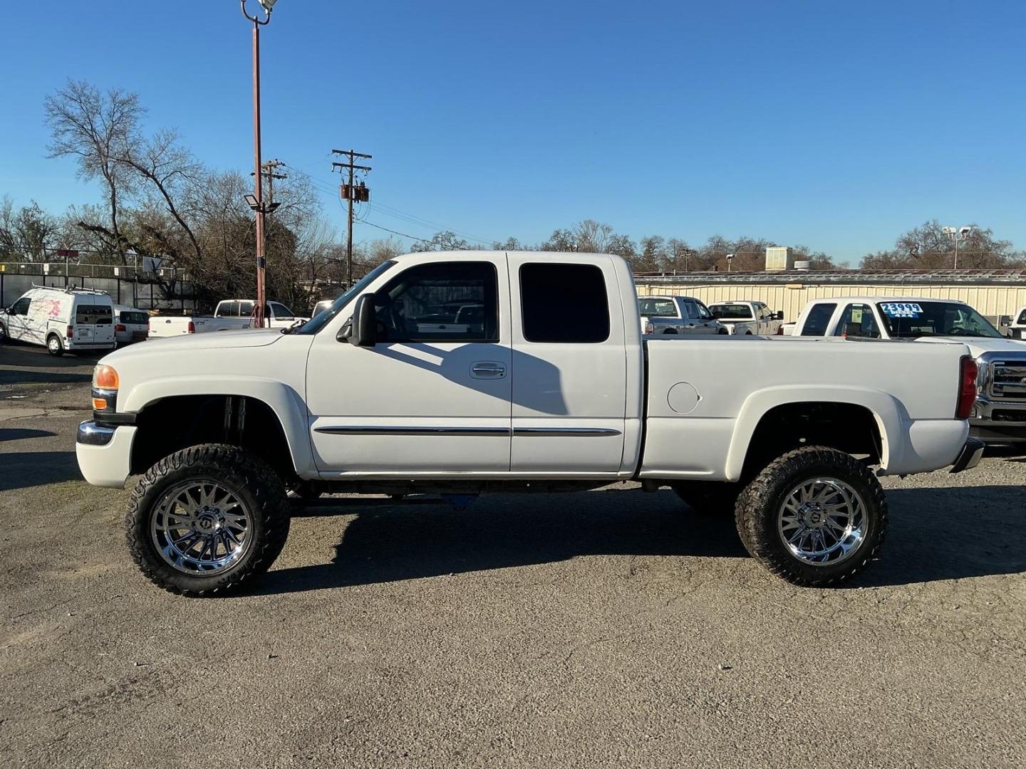 2004 Summit White GMC Sierra 2500HD SLE (1GTHK29254E) with an Duramax 6.6L Diesel Turbo V8 300hp 520ft. lbs. Other engine, 4-Speed Automatic transmission, located at 800 Riverside Ave, Roseville, CA, 95678, (916) 773-4549, 38.732265, -121.291039 - DURAMAX DIESEL X-CAB 4X4 SLE LIFTED CLEAN CARFAX - Photo#4