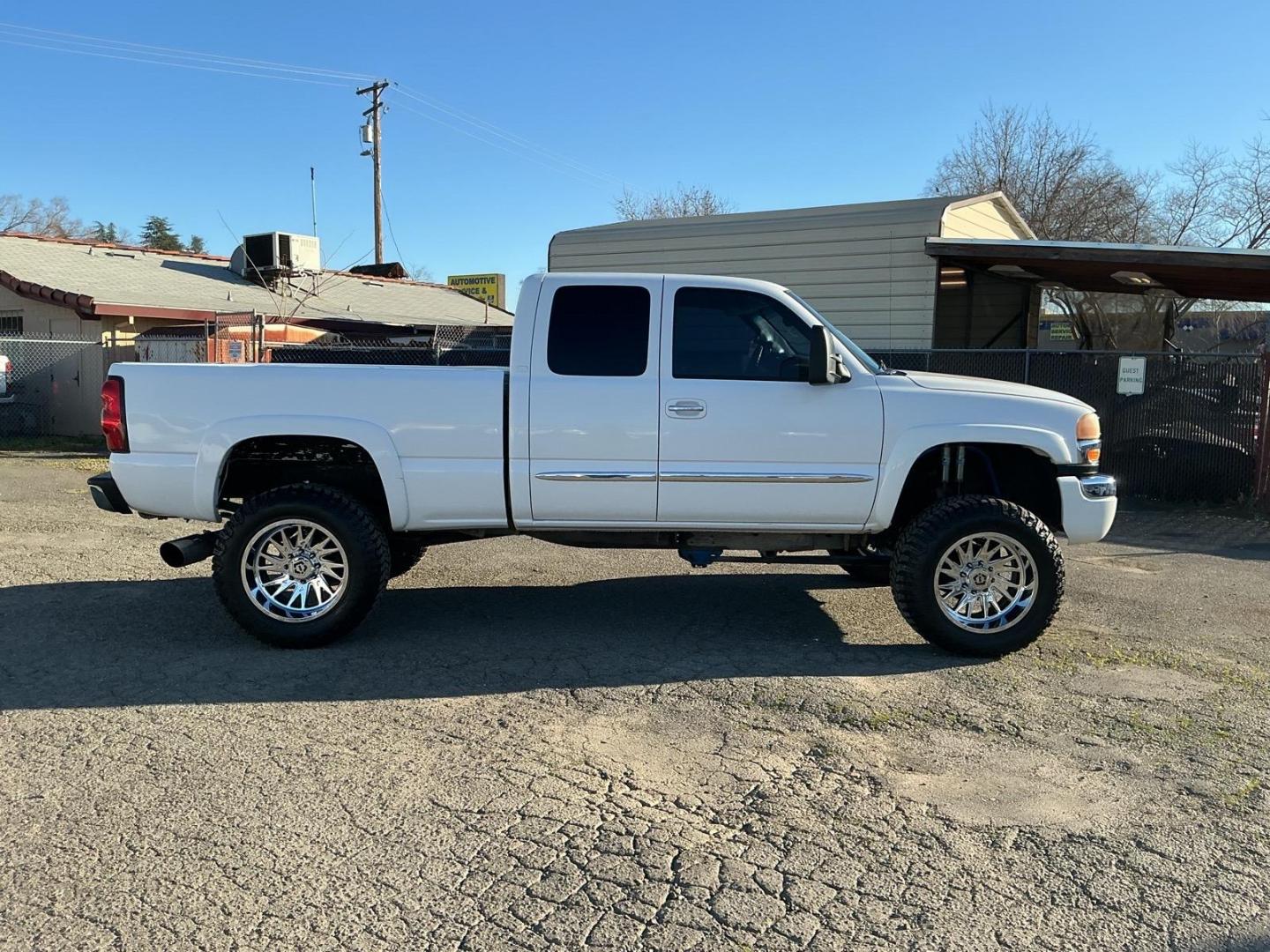 2004 Summit White GMC Sierra 2500HD SLE (1GTHK29254E) with an Duramax 6.6L Diesel Turbo V8 300hp 520ft. lbs. Other engine, 4-Speed Automatic transmission, located at 800 Riverside Ave, Roseville, CA, 95678, (916) 773-4549, 38.732265, -121.291039 - DURAMAX DIESEL X-CAB 4X4 SLE LIFTED CLEAN CARFAX - Photo#5