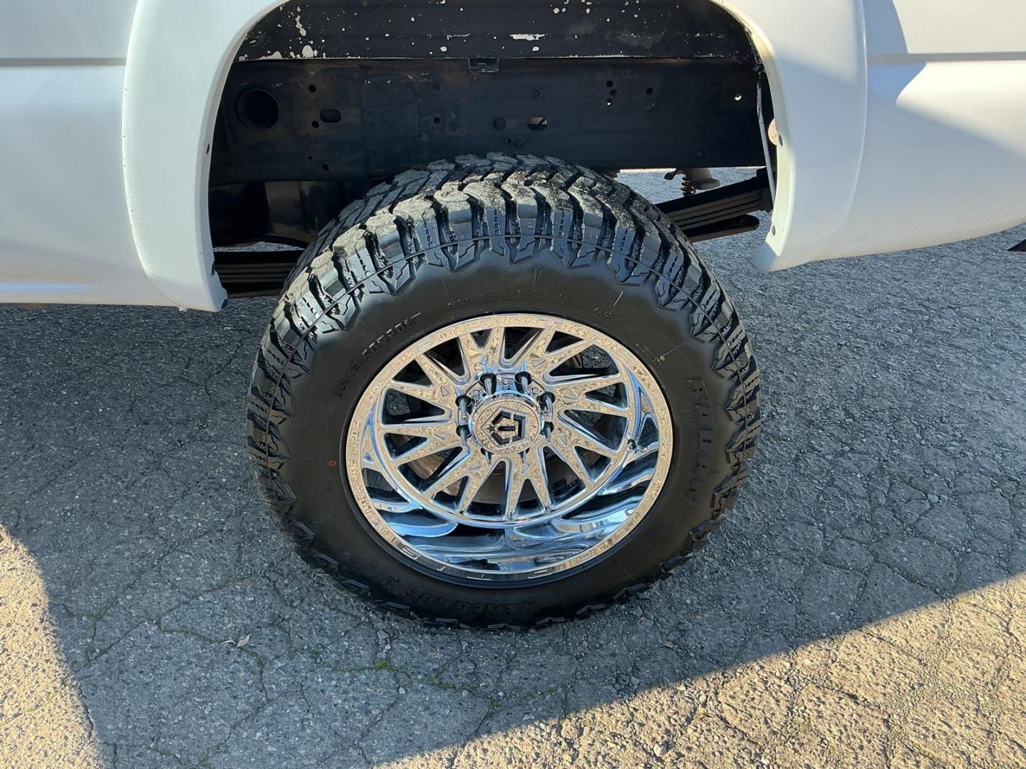 2004 Summit White GMC Sierra 2500HD SLE (1GTHK29254E) with an Duramax 6.6L Diesel Turbo V8 300hp 520ft. lbs. Other engine, 4-Speed Automatic transmission, located at 800 Riverside Ave, Roseville, CA, 95678, (916) 773-4549, 38.732265, -121.291039 - DURAMAX DIESEL X-CAB 4X4 SLE LIFTED CLEAN CARFAX - Photo#6