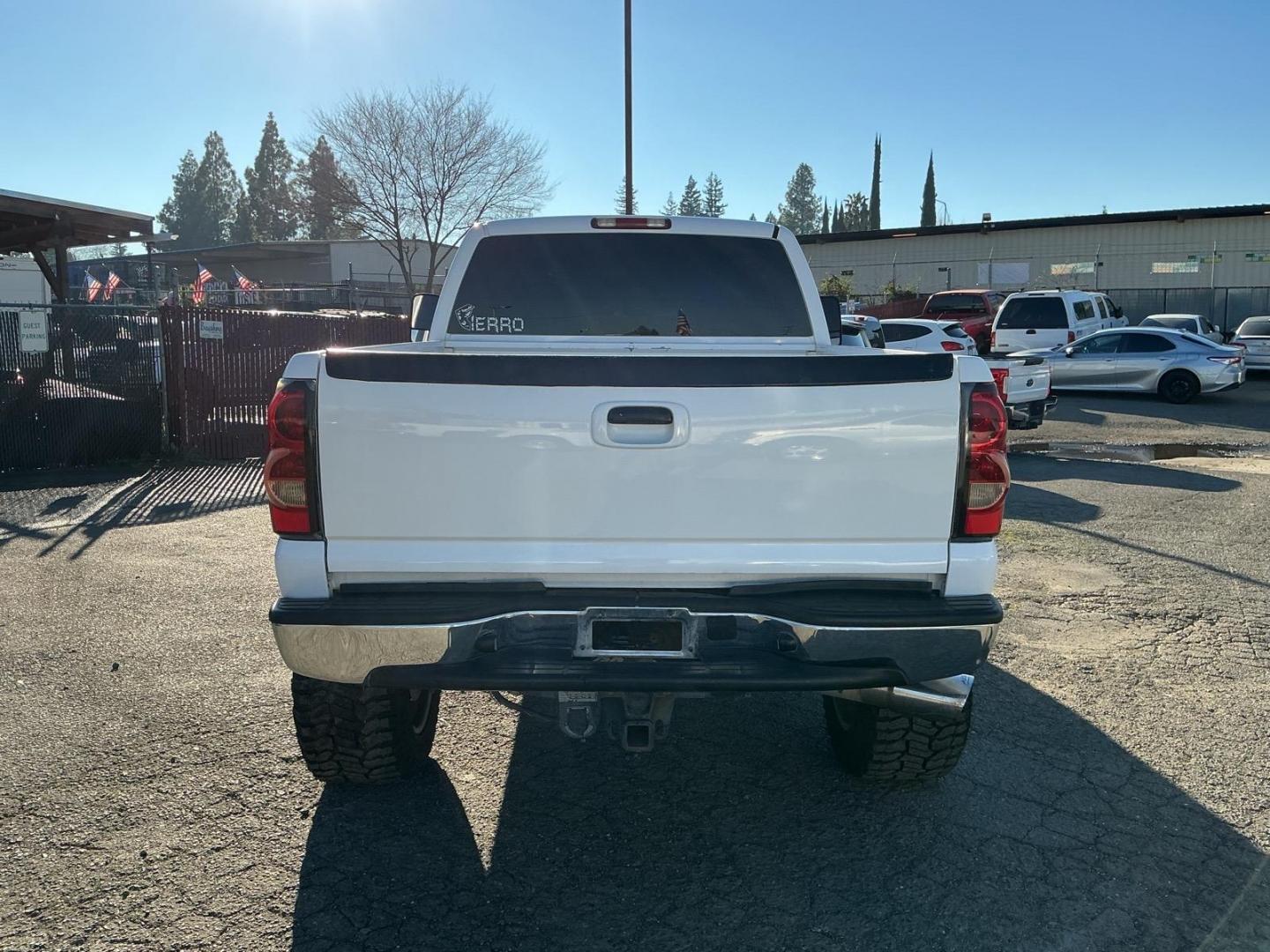 2004 Summit White GMC Sierra 2500HD SLE (1GTHK29254E) with an Duramax 6.6L Diesel Turbo V8 300hp 520ft. lbs. Other engine, 4-Speed Automatic transmission, located at 800 Riverside Ave, Roseville, CA, 95678, (916) 773-4549, 38.732265, -121.291039 - DURAMAX DIESEL X-CAB 4X4 SLE LIFTED CLEAN CARFAX - Photo#8