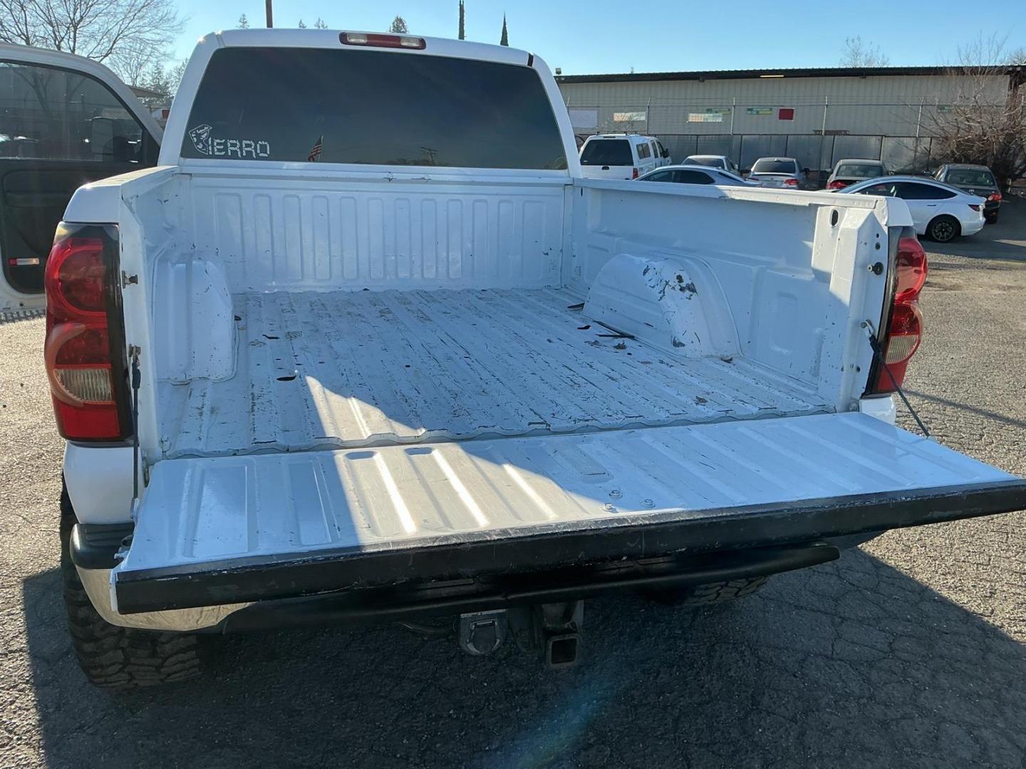 2004 Summit White GMC Sierra 2500HD SLE (1GTHK29254E) with an Duramax 6.6L Diesel Turbo V8 300hp 520ft. lbs. Other engine, 4-Speed Automatic transmission, located at 800 Riverside Ave, Roseville, CA, 95678, (916) 773-4549, 38.732265, -121.291039 - DURAMAX DIESEL X-CAB 4X4 SLE LIFTED CLEAN CARFAX - Photo#9