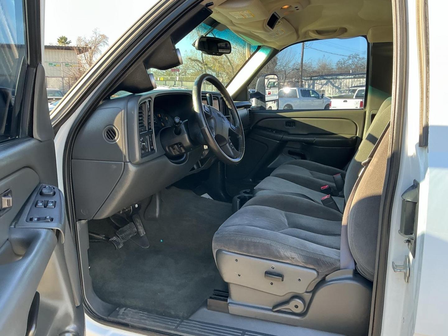2004 Summit White GMC Sierra 2500HD SLE (1GTHK29254E) with an Duramax 6.6L Diesel Turbo V8 300hp 520ft. lbs. Other engine, 4-Speed Automatic transmission, located at 800 Riverside Ave, Roseville, CA, 95678, (916) 773-4549, 38.732265, -121.291039 - DURAMAX DIESEL X-CAB 4X4 SLE LIFTED CLEAN CARFAX - Photo#10