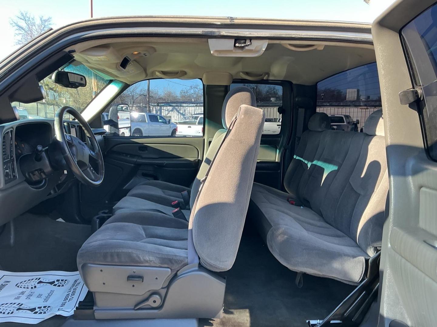 2004 Summit White GMC Sierra 2500HD SLE (1GTHK29254E) with an Duramax 6.6L Diesel Turbo V8 300hp 520ft. lbs. Other engine, 4-Speed Automatic transmission, located at 800 Riverside Ave, Roseville, CA, 95678, (916) 773-4549, 38.732265, -121.291039 - DURAMAX DIESEL X-CAB 4X4 SLE LIFTED CLEAN CARFAX - Photo#11