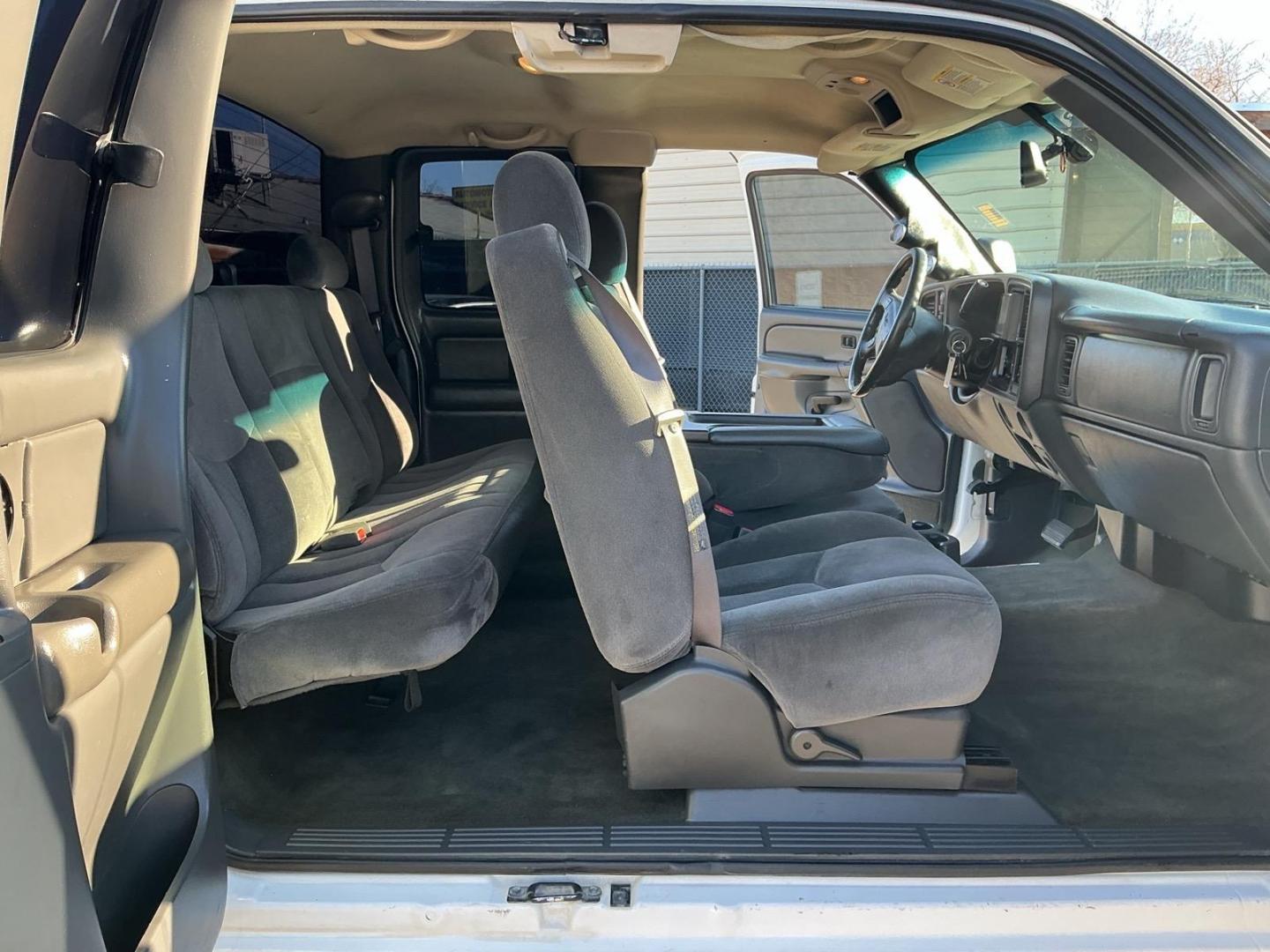 2004 Summit White GMC Sierra 2500HD SLE (1GTHK29254E) with an Duramax 6.6L Diesel Turbo V8 300hp 520ft. lbs. Other engine, 4-Speed Automatic transmission, located at 800 Riverside Ave, Roseville, CA, 95678, (916) 773-4549, 38.732265, -121.291039 - DURAMAX DIESEL X-CAB 4X4 SLE LIFTED CLEAN CARFAX - Photo#12