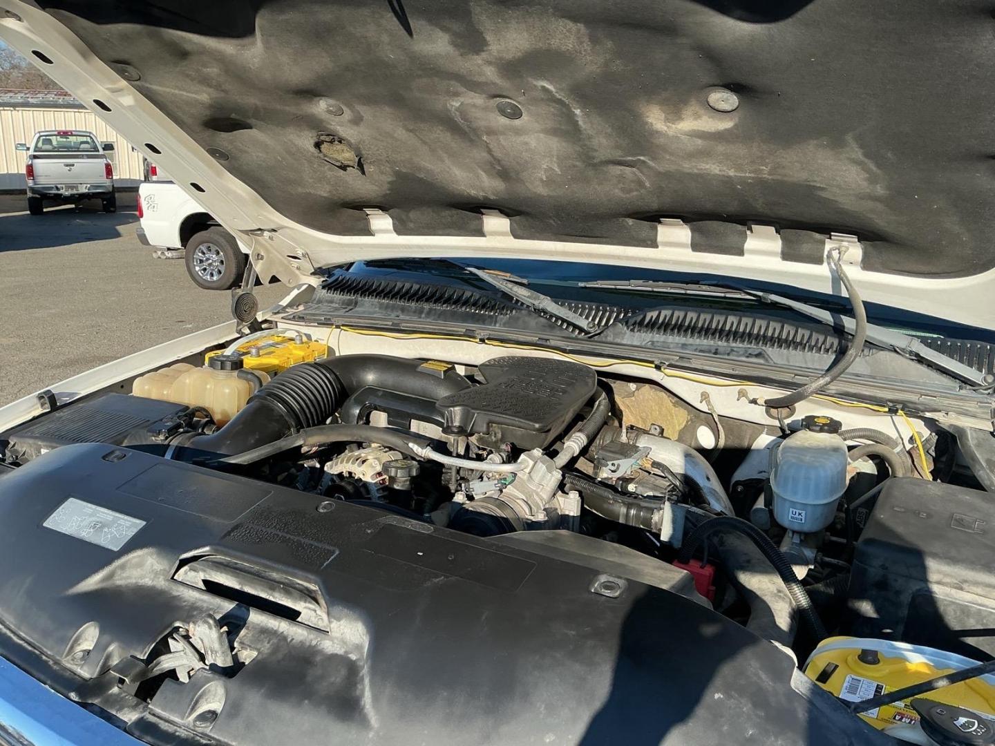 2004 Summit White GMC Sierra 2500HD SLE (1GTHK29254E) with an Duramax 6.6L Diesel Turbo V8 300hp 520ft. lbs. Other engine, 4-Speed Automatic transmission, located at 800 Riverside Ave, Roseville, CA, 95678, (916) 773-4549, 38.732265, -121.291039 - DURAMAX DIESEL X-CAB 4X4 SLE LIFTED CLEAN CARFAX - Photo#13