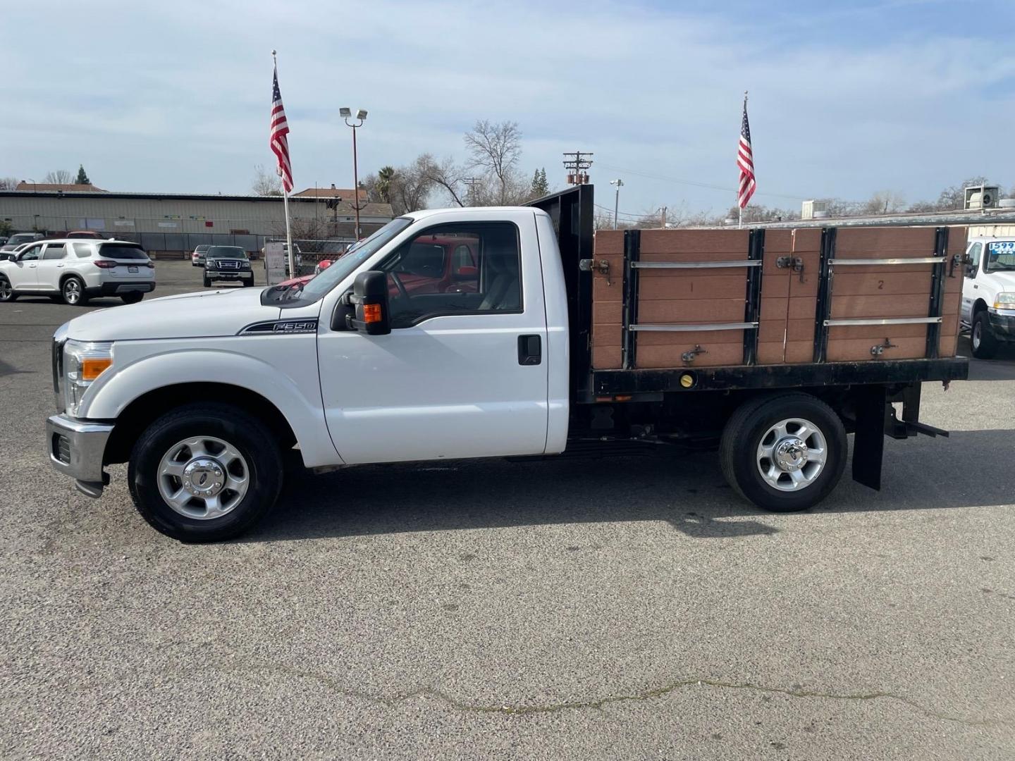2013 Oxford White Ford F-350 Super Duty XLT (1FDBF3A67DE) with an 6.2L 6.2L Flex Fuel V8 385hp 405ft. lbs. Sequential Electronic Fuel Injection engine, 6-Speed Shiftable Automatic transmission, located at 800 Riverside Ave, Roseville, CA, 95678, (916) 773-4549, 38.732265, -121.291039 - Photo#3