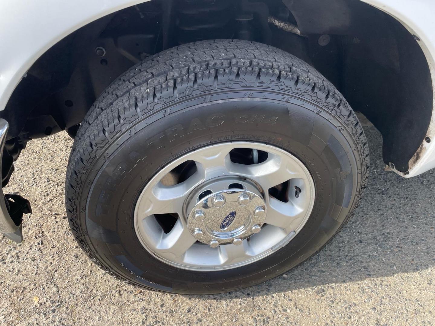 2013 Oxford White Ford F-350 Super Duty XLT (1FDBF3A67DE) with an 6.2L 6.2L Flex Fuel V8 385hp 405ft. lbs. Sequential Electronic Fuel Injection engine, 6-Speed Shiftable Automatic transmission, located at 800 Riverside Ave, Roseville, CA, 95678, (916) 773-4549, 38.732265, -121.291039 - Photo#5