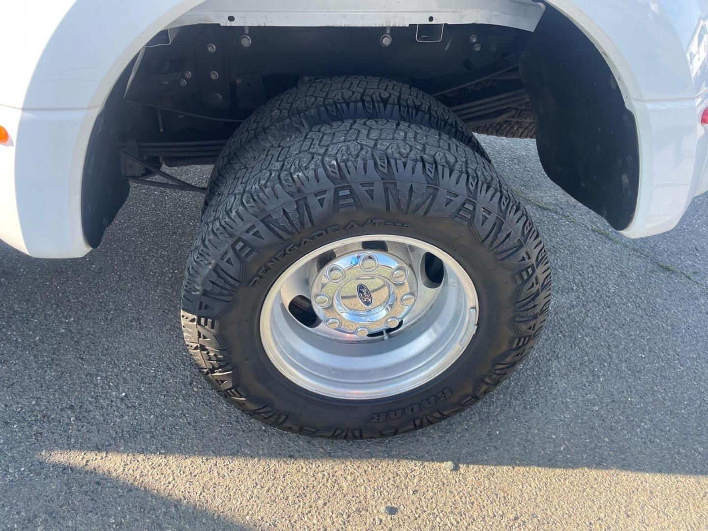 2017 Oxford White Ford F-350 Super Duty XL (1FT8W3DTXHE) with an 6.7L Power Stroke 6.7L Biodiesel Turbo V8 440hp 925ft. lbs. Common Rail Direct Injection engine, 6-Speed Shiftable Automatic transmission, located at 800 Riverside Ave, Roseville, CA, 95678, (916) 773-4549, 38.732265, -121.291039 - DIESEL CREW CAB DUALLY 4X4 FX4 CLEAN CARFAX - Photo#6