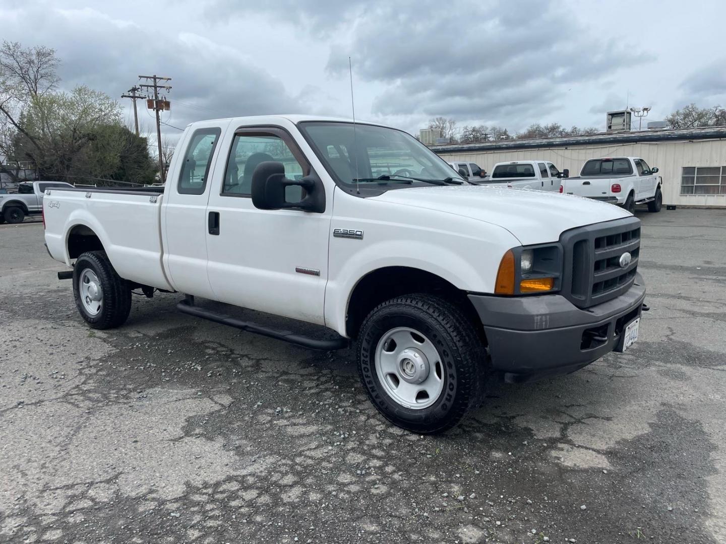 2005 Oxford White Clearcoat Ford F-350 Super Duty XL (1FTWX31PX5E) with an 6.0L Power Stroke 6.0L Diesel Turbo V8 325hp 560ft. lbs. Direct Injection engine, 6-Speed Manual transmission, located at 800 Riverside Ave, Roseville, CA, 95678, (916) 773-4549, 38.732265, -121.291039 - Photo#1