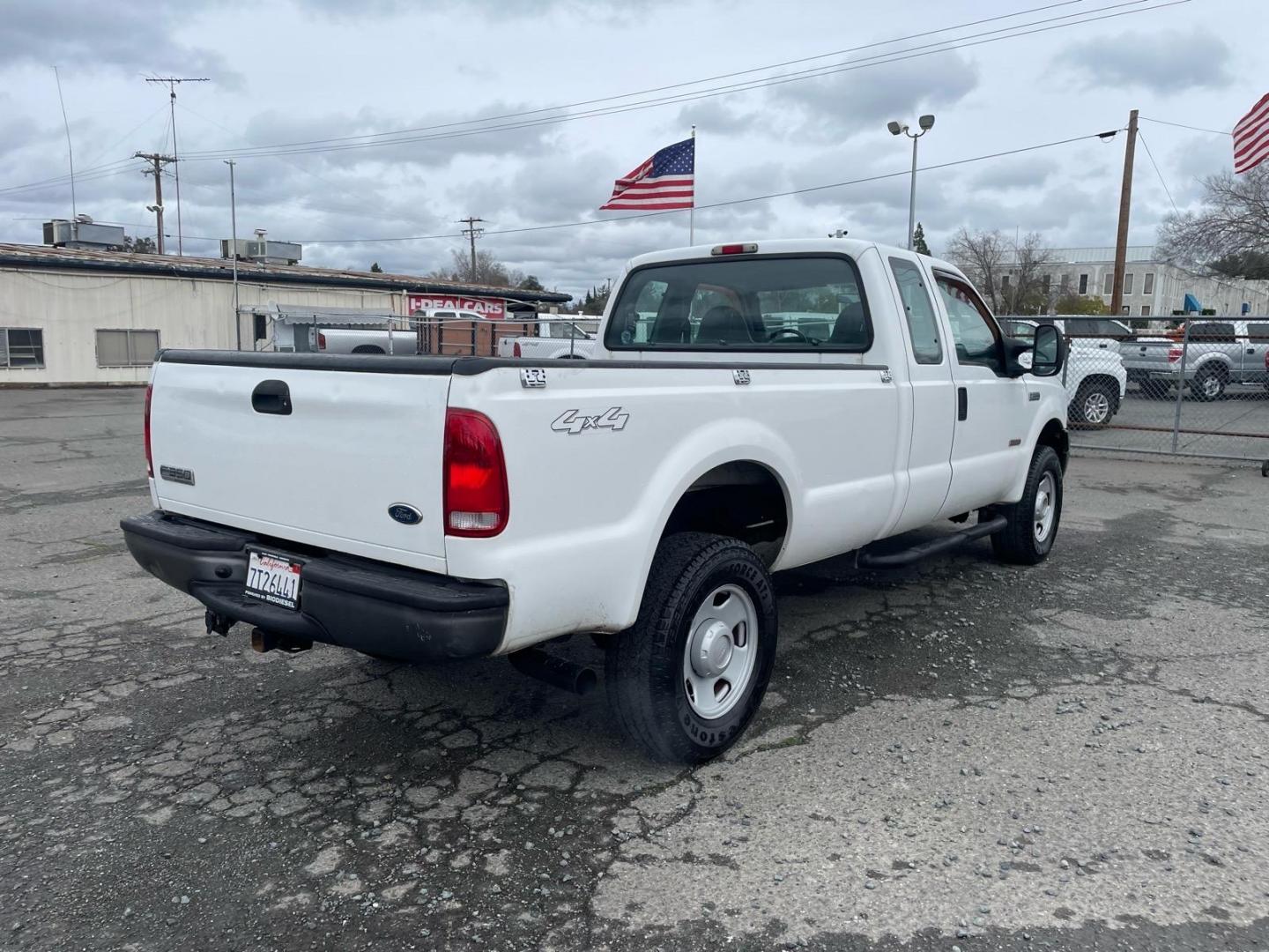 2005 Oxford White Clearcoat Ford F-350 Super Duty XL (1FTWX31PX5E) with an 6.0L Power Stroke 6.0L Diesel Turbo V8 325hp 560ft. lbs. Direct Injection engine, 6-Speed Manual transmission, located at 800 Riverside Ave, Roseville, CA, 95678, (916) 773-4549, 38.732265, -121.291039 - Photo#2