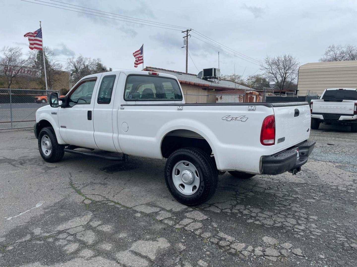 2005 Oxford White Clearcoat Ford F-350 Super Duty XL (1FTWX31PX5E) with an 6.0L Power Stroke 6.0L Diesel Turbo V8 325hp 560ft. lbs. Direct Injection engine, 6-Speed Manual transmission, located at 800 Riverside Ave, Roseville, CA, 95678, (916) 773-4549, 38.732265, -121.291039 - Photo#3