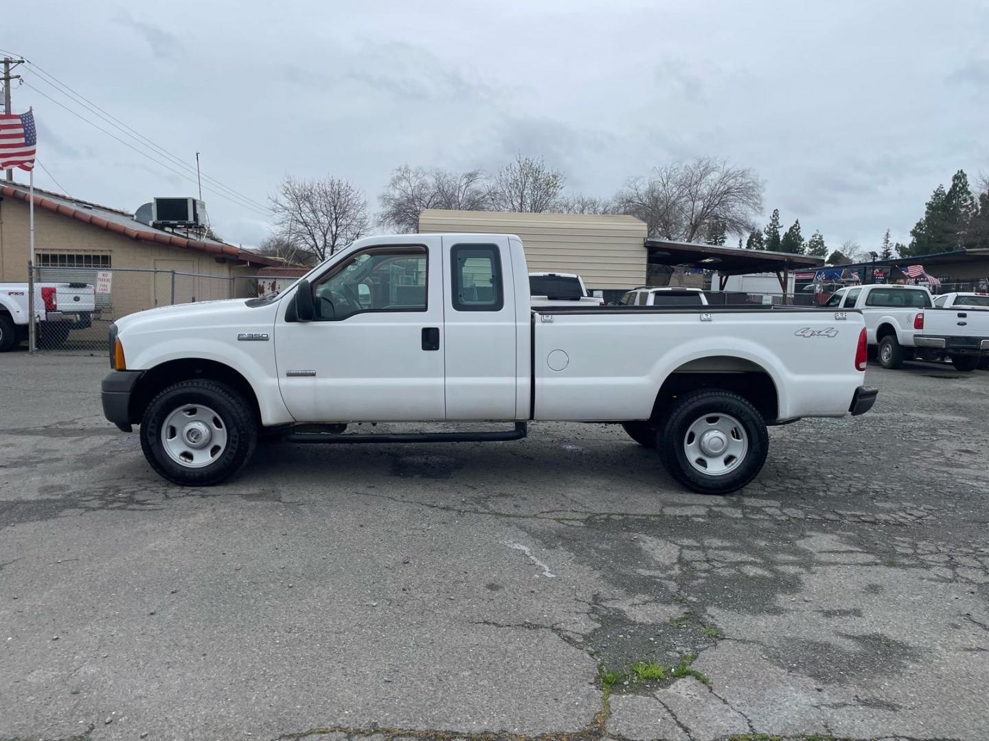 2005 Oxford White Clearcoat Ford F-350 Super Duty XL (1FTWX31PX5E) with an 6.0L Power Stroke 6.0L Diesel Turbo V8 325hp 560ft. lbs. Direct Injection engine, 6-Speed Manual transmission, located at 800 Riverside Ave, Roseville, CA, 95678, (916) 773-4549, 38.732265, -121.291039 - Photo#4