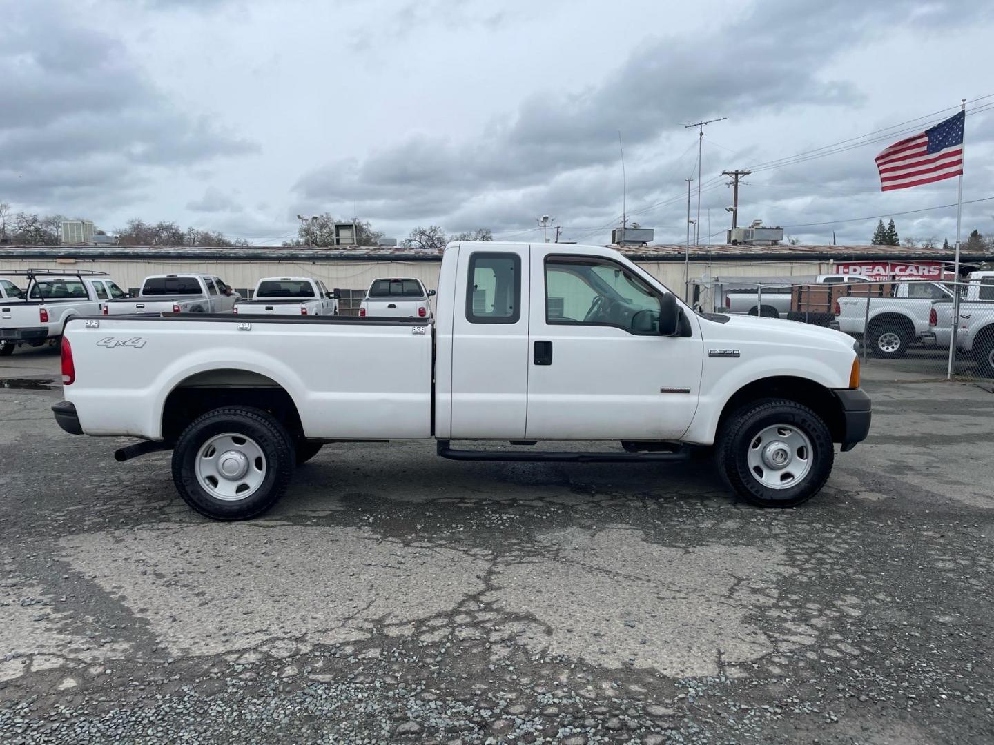 2005 Oxford White Clearcoat Ford F-350 Super Duty XL (1FTWX31PX5E) with an 6.0L Power Stroke 6.0L Diesel Turbo V8 325hp 560ft. lbs. Direct Injection engine, 6-Speed Manual transmission, located at 800 Riverside Ave, Roseville, CA, 95678, (916) 773-4549, 38.732265, -121.291039 - Photo#5