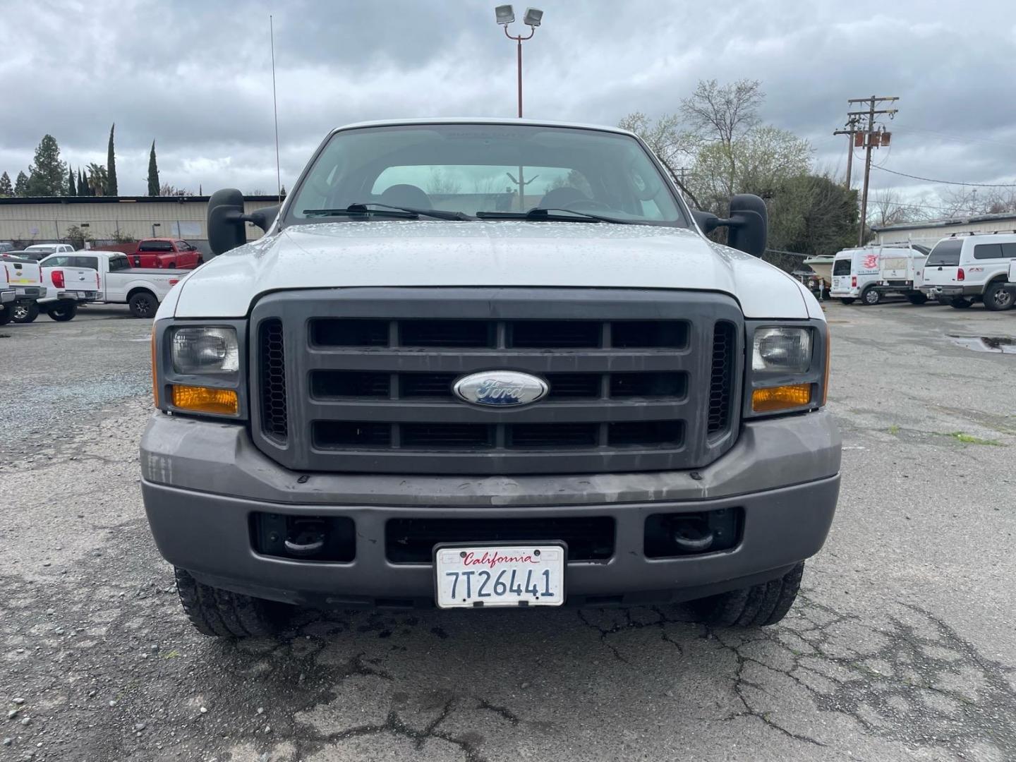 2005 Oxford White Clearcoat Ford F-350 Super Duty XL (1FTWX31PX5E) with an 6.0L Power Stroke 6.0L Diesel Turbo V8 325hp 560ft. lbs. Direct Injection engine, 6-Speed Manual transmission, located at 800 Riverside Ave, Roseville, CA, 95678, (916) 773-4549, 38.732265, -121.291039 - Photo#6