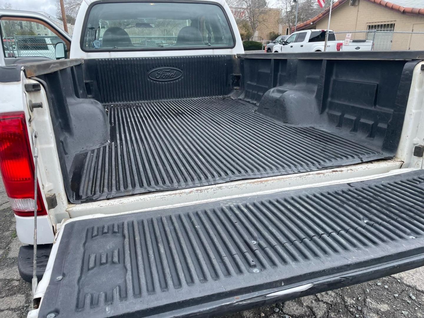 2005 Oxford White Clearcoat Ford F-350 Super Duty XL (1FTWX31PX5E) with an 6.0L Power Stroke 6.0L Diesel Turbo V8 325hp 560ft. lbs. Direct Injection engine, 6-Speed Manual transmission, located at 800 Riverside Ave, Roseville, CA, 95678, (916) 773-4549, 38.732265, -121.291039 - Photo#8