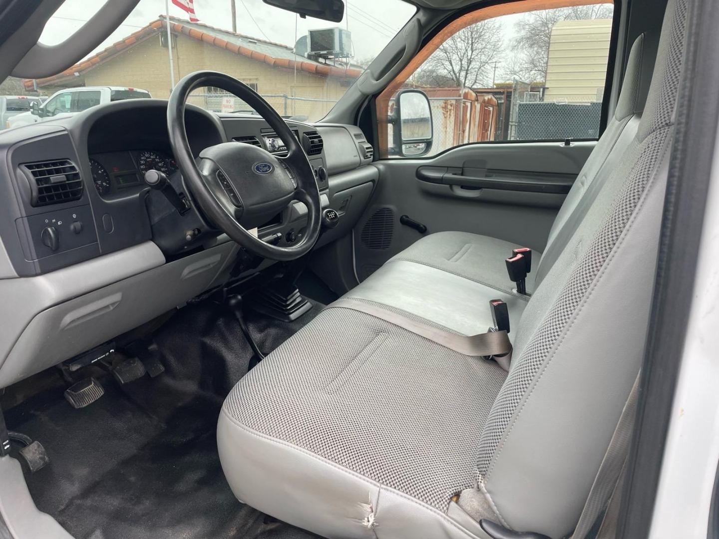 2005 Oxford White Clearcoat Ford F-350 Super Duty XL (1FTWX31PX5E) with an 6.0L Power Stroke 6.0L Diesel Turbo V8 325hp 560ft. lbs. Direct Injection engine, 6-Speed Manual transmission, located at 800 Riverside Ave, Roseville, CA, 95678, (916) 773-4549, 38.732265, -121.291039 - Photo#9