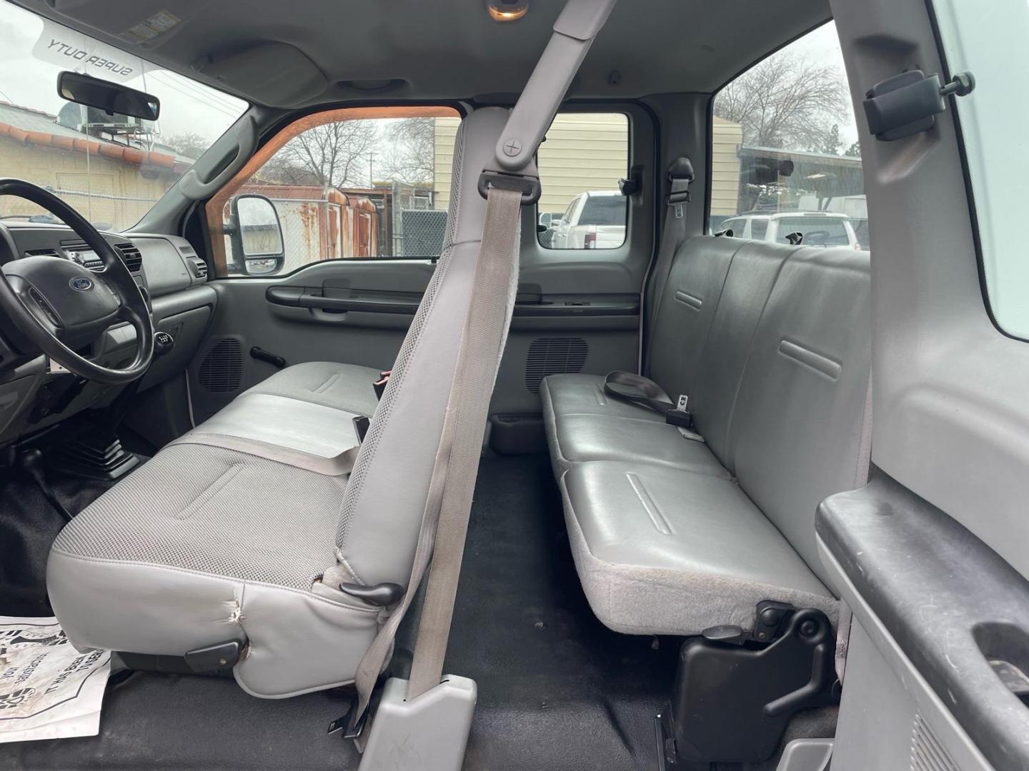 2005 Oxford White Clearcoat Ford F-350 Super Duty XL (1FTWX31PX5E) with an 6.0L Power Stroke 6.0L Diesel Turbo V8 325hp 560ft. lbs. Direct Injection engine, 6-Speed Manual transmission, located at 800 Riverside Ave, Roseville, CA, 95678, (916) 773-4549, 38.732265, -121.291039 - Photo#10