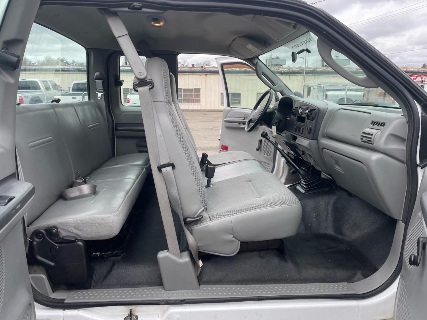 2005 Oxford White Clearcoat Ford F-350 Super Duty XL (1FTWX31PX5E) with an 6.0L Power Stroke 6.0L Diesel Turbo V8 325hp 560ft. lbs. Direct Injection engine, 6-Speed Manual transmission, located at 800 Riverside Ave, Roseville, CA, 95678, (916) 773-4549, 38.732265, -121.291039 - Photo#11