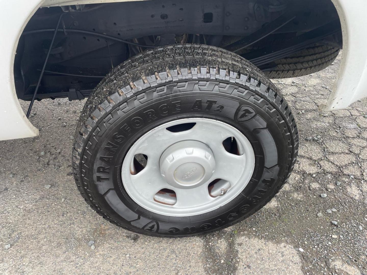 2005 Oxford White Clearcoat Ford F-350 Super Duty XL (1FTWX31PX5E) with an 6.0L Power Stroke 6.0L Diesel Turbo V8 325hp 560ft. lbs. Direct Injection engine, 6-Speed Manual transmission, located at 800 Riverside Ave, Roseville, CA, 95678, (916) 773-4549, 38.732265, -121.291039 - Photo#12