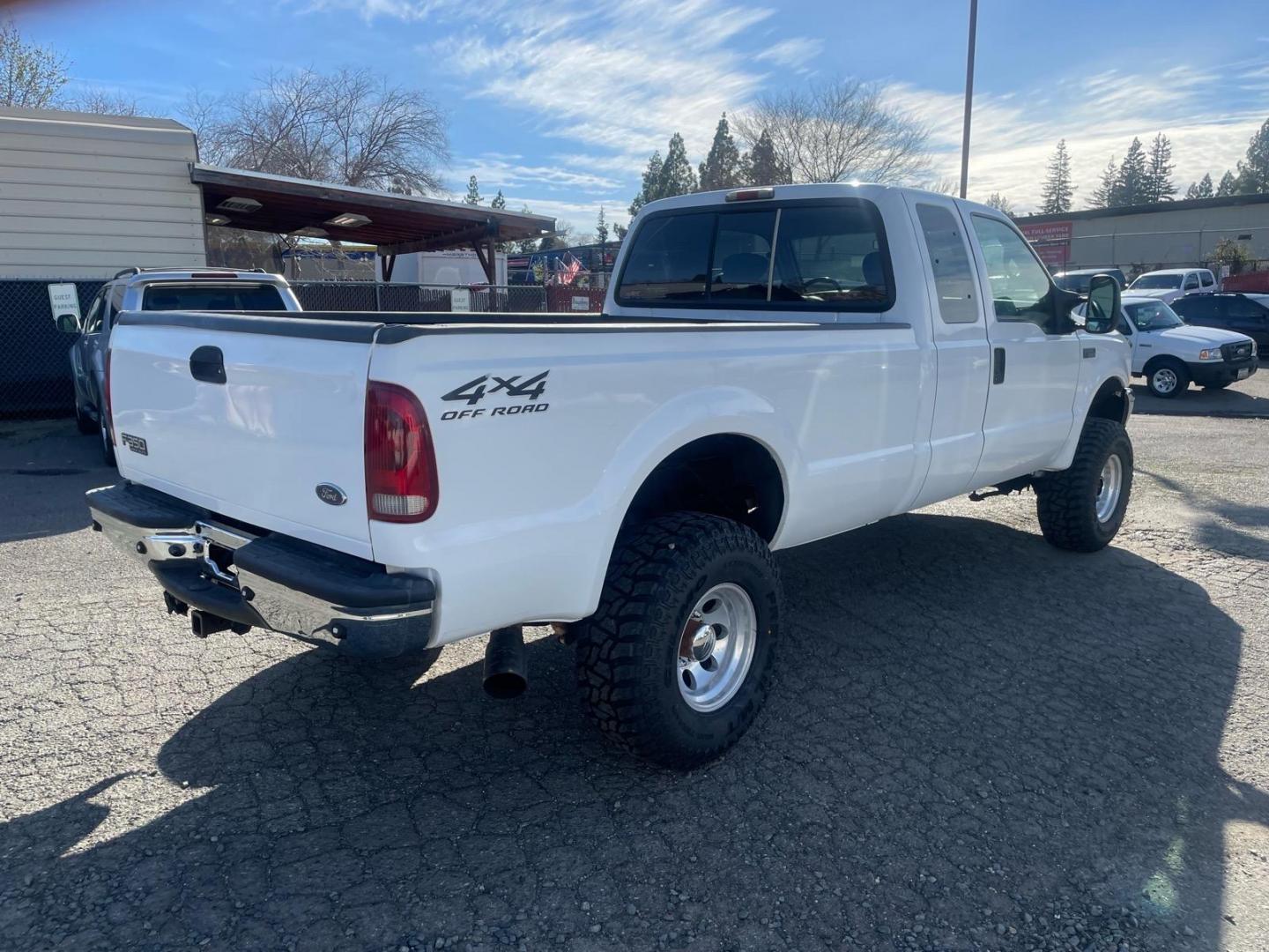 2002 Oxford White Clearcoat Metallic Ford F-350 Super Duty XLT (1FTSX31F22E) with an Power Stroke 7.3L Diesel Turbo V8 250hp 525ft. lbs. Other engine, 4-Speed Automatic transmission, located at 800 Riverside Ave, Roseville, CA, 95678, (916) 773-4549, 38.732265, -121.291039 - Photo#3