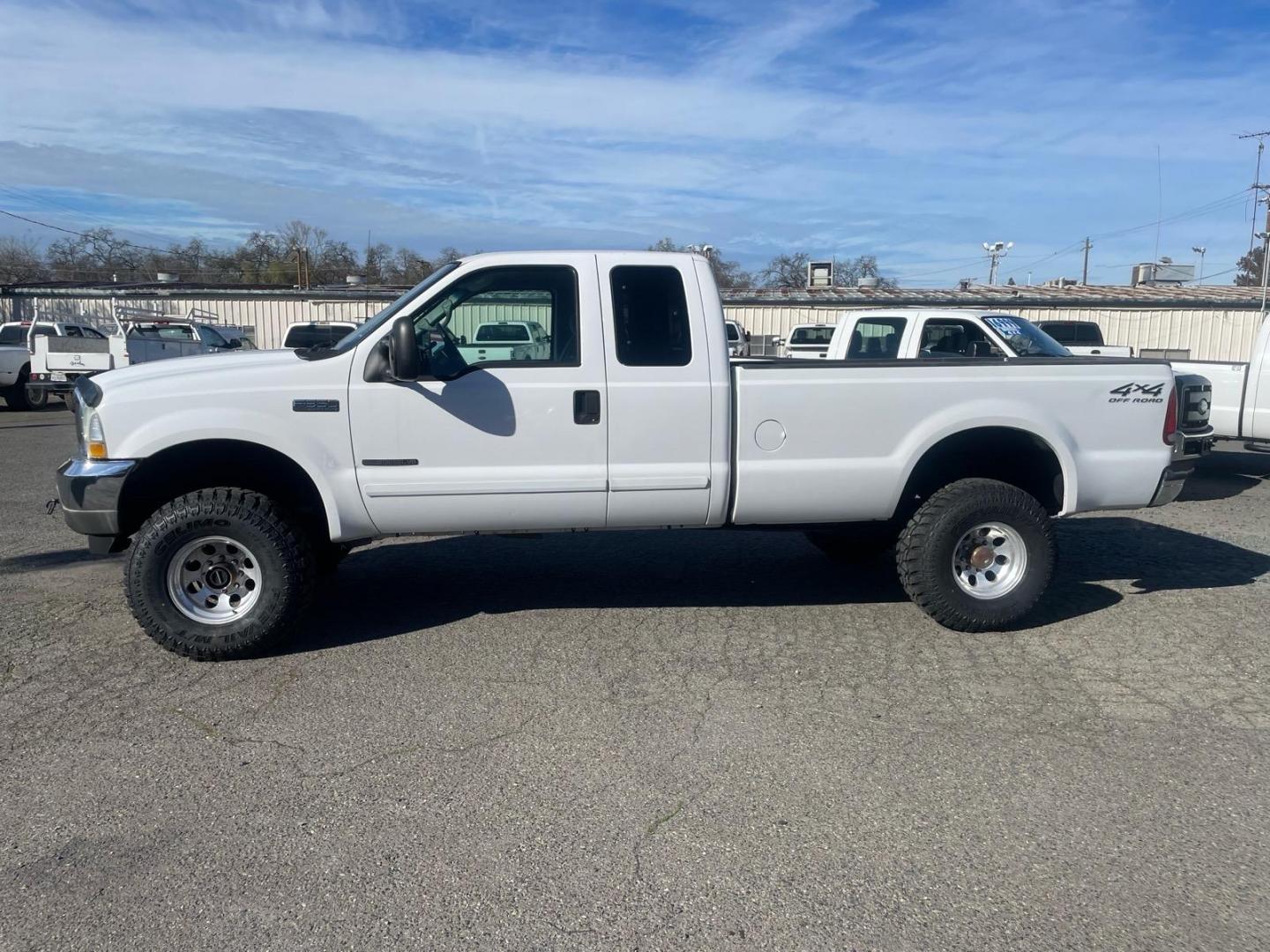 2002 Oxford White Clearcoat Metallic Ford F-350 Super Duty XLT (1FTSX31F22E) with an Power Stroke 7.3L Diesel Turbo V8 250hp 525ft. lbs. Other engine, 4-Speed Automatic transmission, located at 800 Riverside Ave, Roseville, CA, 95678, (916) 773-4549, 38.732265, -121.291039 - Photo#4