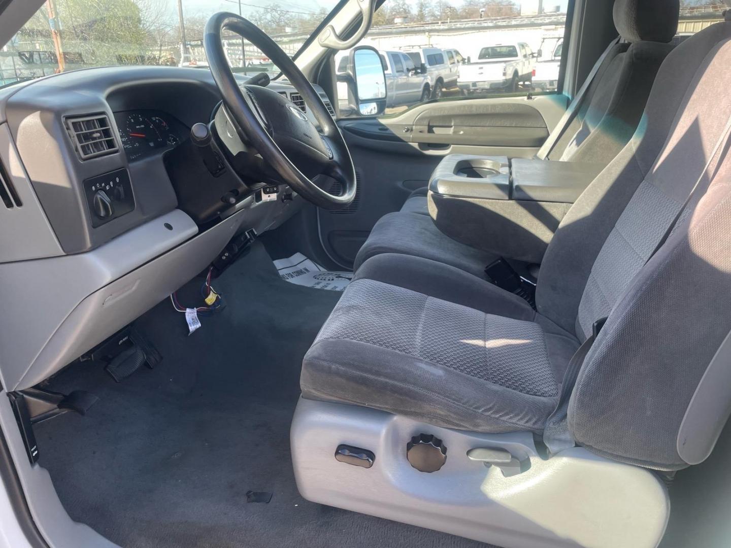 2002 Oxford White Clearcoat Metallic Ford F-350 Super Duty XLT (1FTSX31F22E) with an Power Stroke 7.3L Diesel Turbo V8 250hp 525ft. lbs. Other engine, 4-Speed Automatic transmission, located at 800 Riverside Ave, Roseville, CA, 95678, (916) 773-4549, 38.732265, -121.291039 - Photo#9