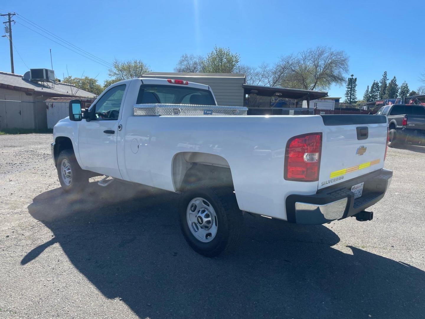 2012 Summit White Chevrolet Silverado 2500HD Work Truck (1GC0KVEG2CF) with an 6.0L 6.0L V8 360hp 380ft. lbs. Sequential Electronic Fuel Injection engine, 6-Speed Shiftable Automatic transmission, located at 800 Riverside Ave, Roseville, CA, 95678, (916) 773-4549, 38.732265, -121.291039 - 4X4 ONE OWNER CLEAN CARFAX - Photo#2