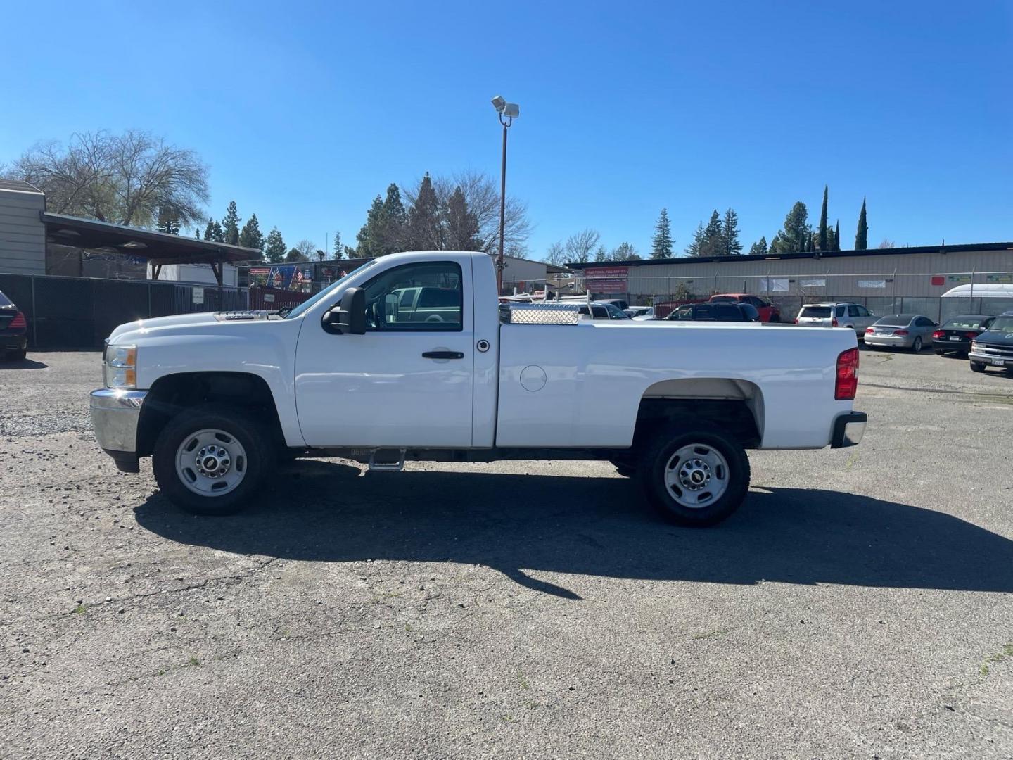 2012 Summit White Chevrolet Silverado 2500HD Work Truck (1GC0KVEG2CF) with an 6.0L 6.0L V8 360hp 380ft. lbs. Sequential Electronic Fuel Injection engine, 6-Speed Shiftable Automatic transmission, located at 800 Riverside Ave, Roseville, CA, 95678, (916) 773-4549, 38.732265, -121.291039 - 4X4 ONE OWNER CLEAN CARFAX - Photo#4