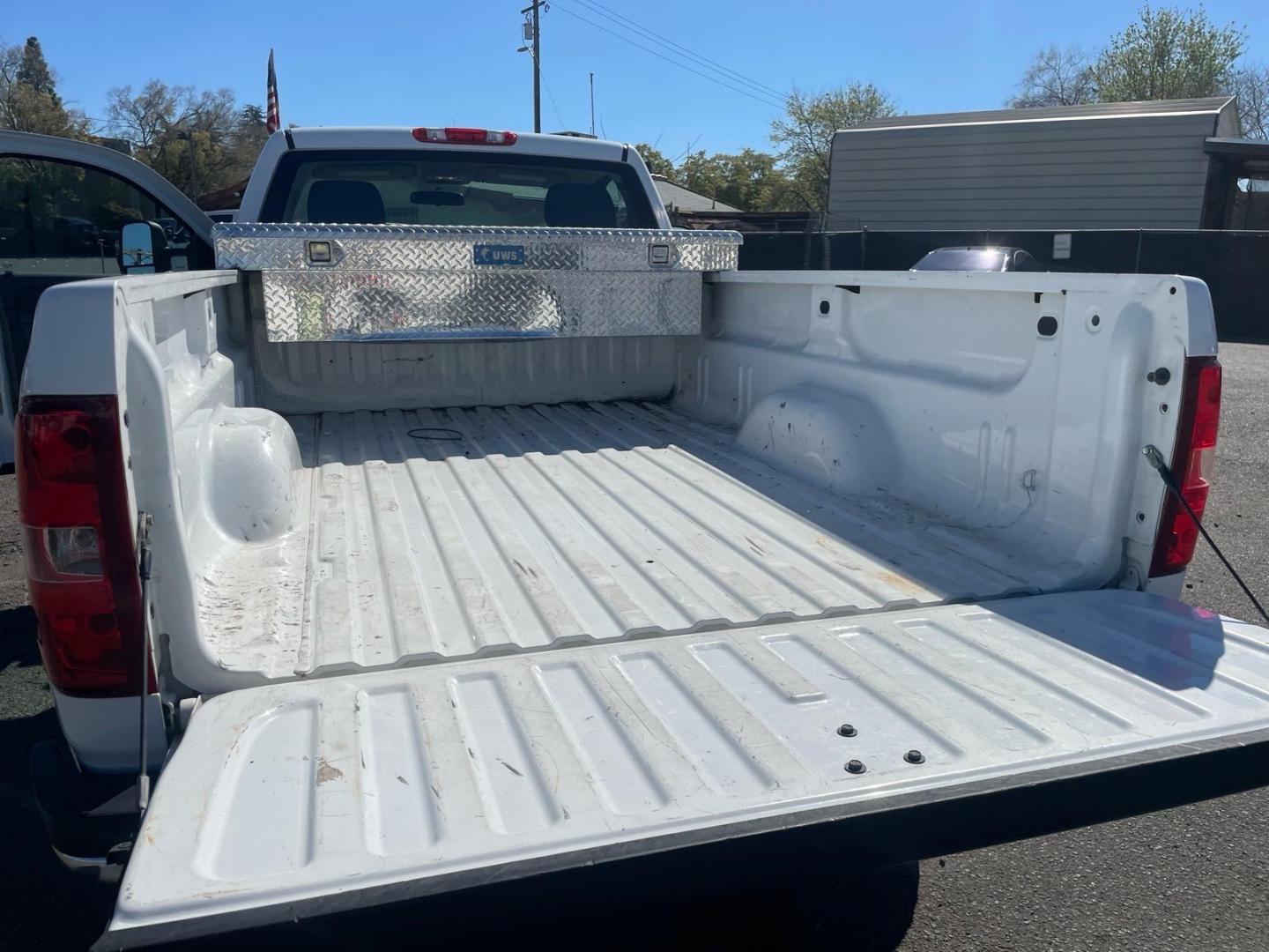 2012 Summit White Chevrolet Silverado 2500HD Work Truck (1GC0KVEG2CF) with an 6.0L 6.0L V8 360hp 380ft. lbs. Sequential Electronic Fuel Injection engine, 6-Speed Shiftable Automatic transmission, located at 800 Riverside Ave, Roseville, CA, 95678, (916) 773-4549, 38.732265, -121.291039 - Photo#8