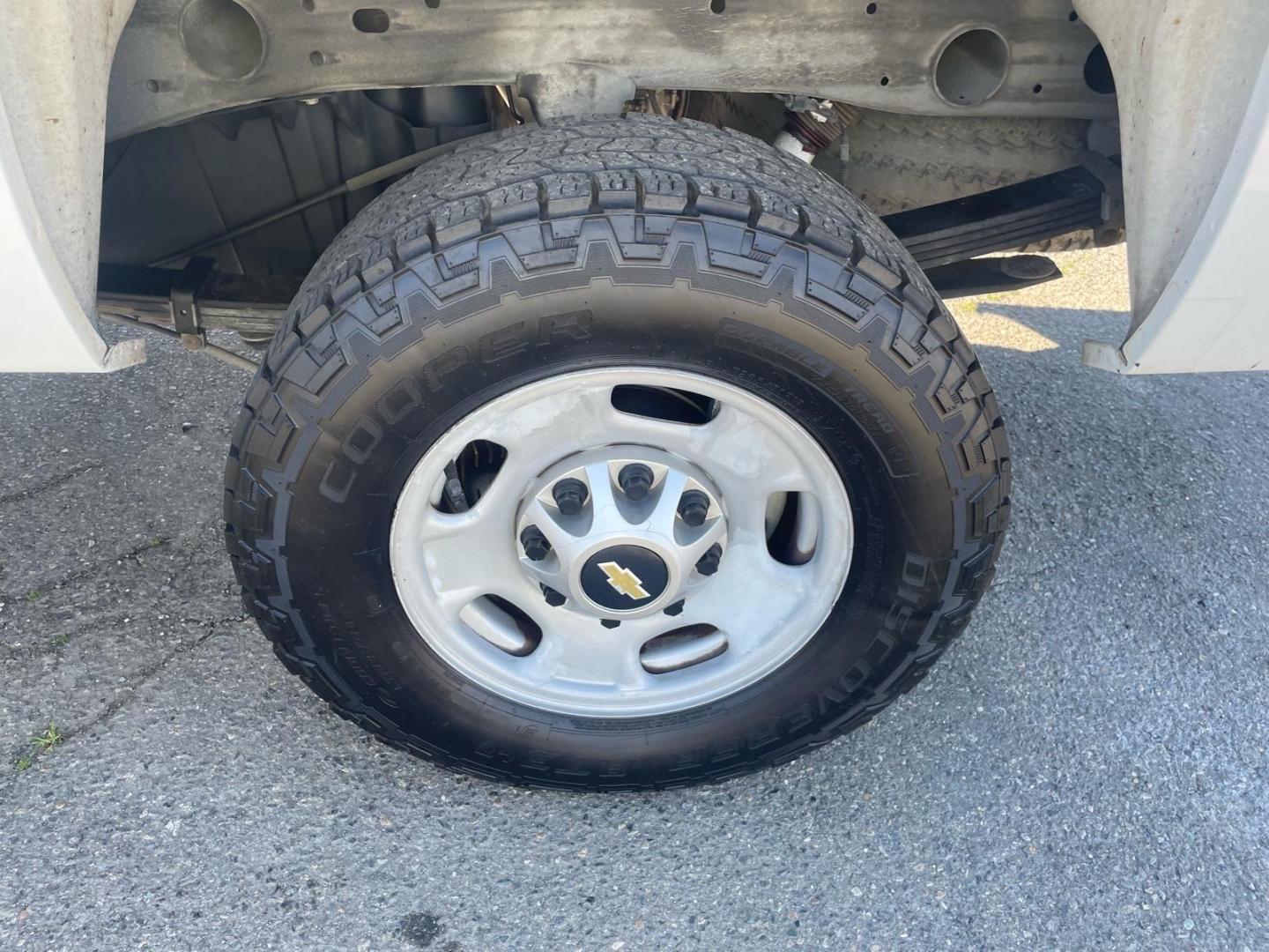 2012 Summit White Chevrolet Silverado 2500HD Work Truck (1GC0KVEG2CF) with an 6.0L 6.0L V8 360hp 380ft. lbs. Sequential Electronic Fuel Injection engine, 6-Speed Shiftable Automatic transmission, located at 800 Riverside Ave, Roseville, CA, 95678, (916) 773-4549, 38.732265, -121.291039 - 4X4 ONE OWNER CLEAN CARFAX - Photo#11