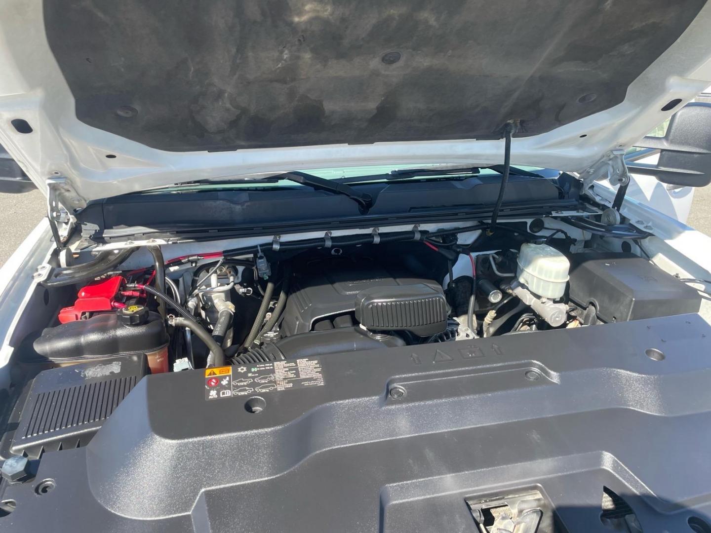 2012 Summit White Chevrolet Silverado 2500HD Work Truck (1GC0KVEG2CF) with an 6.0L 6.0L V8 360hp 380ft. lbs. Sequential Electronic Fuel Injection engine, 6-Speed Shiftable Automatic transmission, located at 800 Riverside Ave, Roseville, CA, 95678, (916) 773-4549, 38.732265, -121.291039 - Photo#12