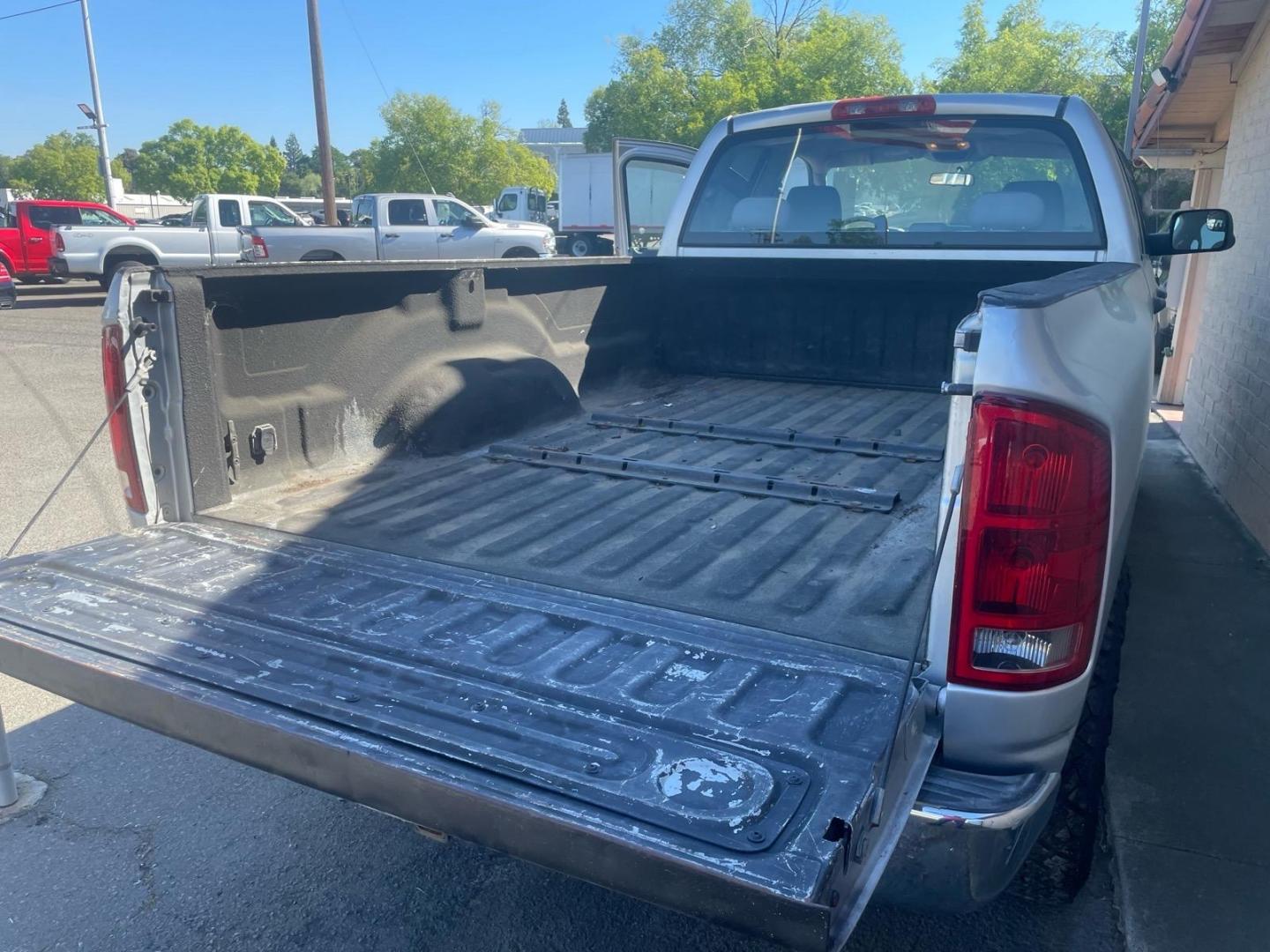2006 Bright Silver Metallic Clearcoat Dodge Ram 2500 SLT (3D7KS28C56G) with an 5.9L 5.9L Turbocharged Diesel I6 OHV 24V FI Engine Direct Injection engine, 4-Speed Automatic transmission, located at 800 Riverside Ave, Roseville, CA, 95678, (916) 773-4549, 38.732265, -121.291039 - Photo#9