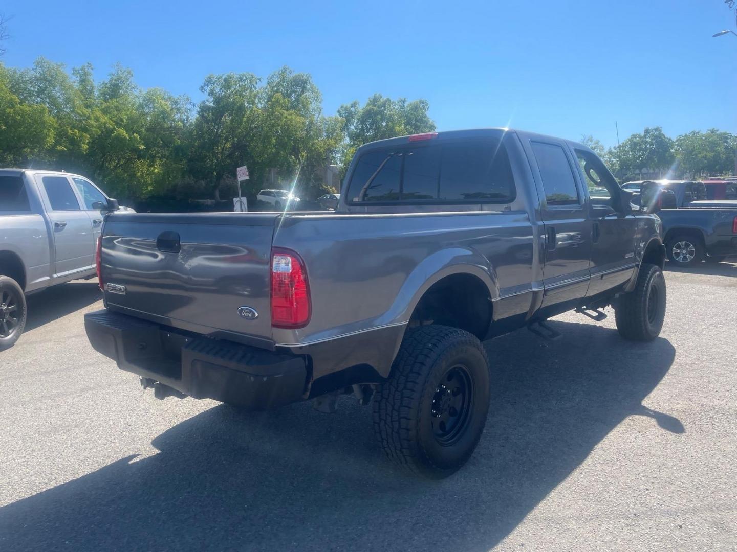 2003 Dark Shadow Grey Metallic/Black Ford F-250 Super Duty Lariat (1FTNW21P03E) with an Power Stroke 6.0L Diesel Turbo V8 325hp 560ft. lbs. Other engine, 5-Speed Automatic transmission, located at 800 Riverside Ave, Roseville, CA, 95678, (916) 773-4549, 38.732265, -121.291039 - DIESEL CREW CAB 4X4 LARIAT LOW MILES LIFTED CLEAN CARFAX - Photo#3