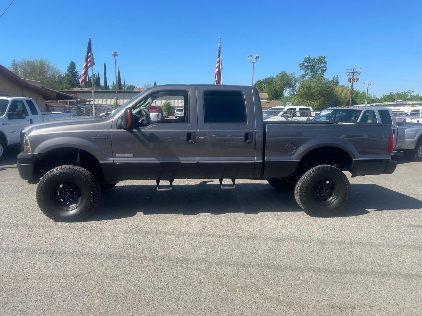 2003 Dark Shadow Grey Metallic/Black Ford F-250 Super Duty Lariat (1FTNW21P03E) with an Power Stroke 6.0L Diesel Turbo V8 325hp 560ft. lbs. Other engine, 5-Speed Automatic transmission, located at 800 Riverside Ave, Roseville, CA, 95678, (916) 773-4549, 38.732265, -121.291039 - DIESEL CREW CAB 4X4 LARIAT LOW MILES LIFTED CLEAN CARFAX - Photo#4