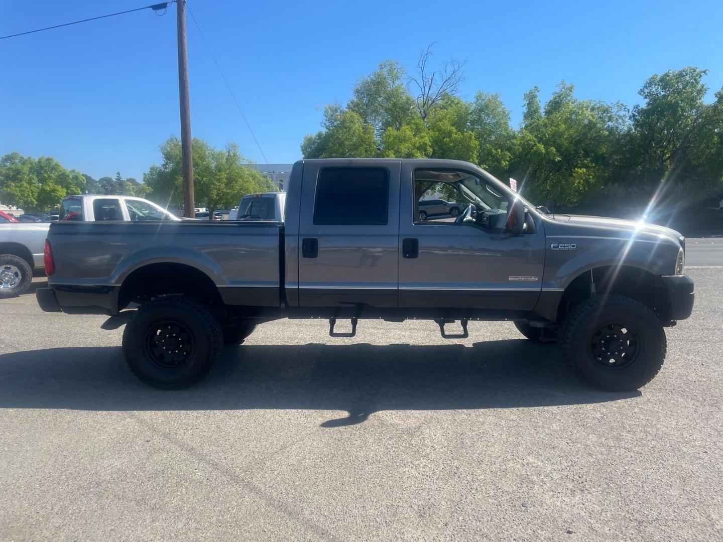 2003 Dark Shadow Grey Metallic/Black Ford F-250 Super Duty Lariat (1FTNW21P03E) with an Power Stroke 6.0L Diesel Turbo V8 325hp 560ft. lbs. Other engine, 5-Speed Automatic transmission, located at 800 Riverside Ave, Roseville, CA, 95678, (916) 773-4549, 38.732265, -121.291039 - DIESEL CREW CAB 4X4 LARIAT LOW MILES LIFTED CLEAN CARFAX - Photo#5