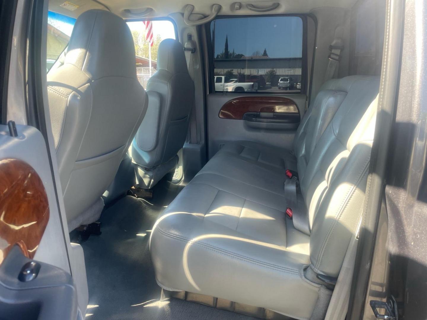 2003 Dark Shadow Grey Metallic/Black Ford F-250 Super Duty Lariat (1FTNW21P03E) with an Power Stroke 6.0L Diesel Turbo V8 325hp 560ft. lbs. Other engine, 5-Speed Automatic transmission, located at 800 Riverside Ave, Roseville, CA, 95678, (916) 773-4549, 38.732265, -121.291039 - Photo#9