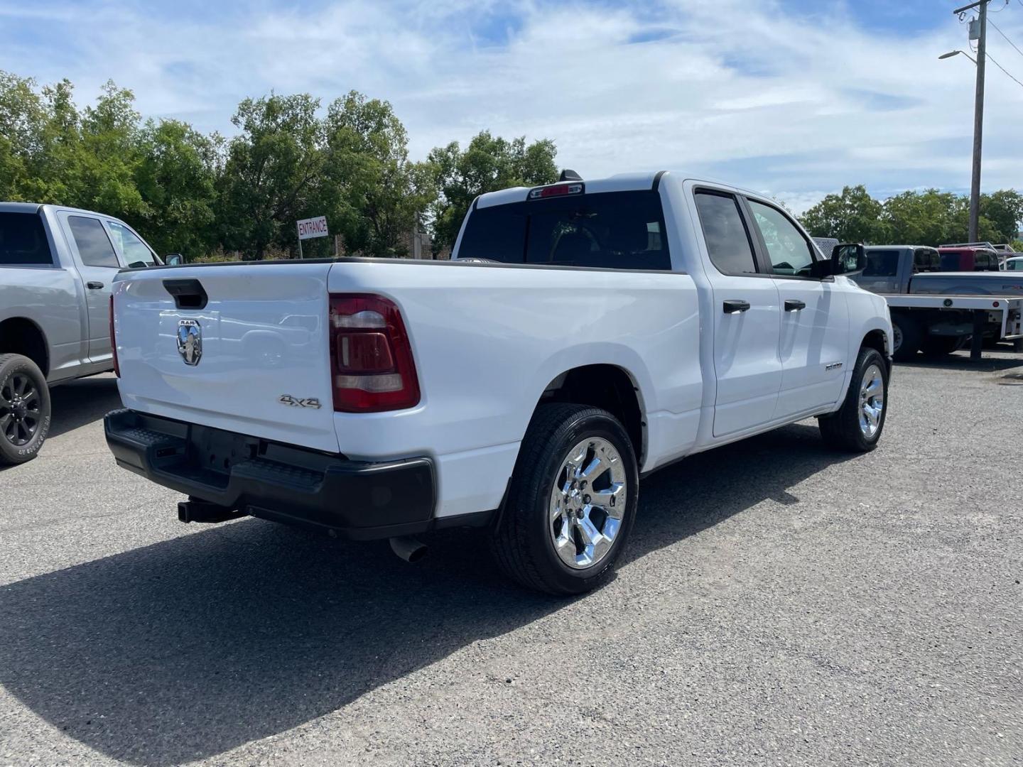 2020 Bright White Clear Coat RAM 1500 Tradesman (1C6SRFCT0LN) with an 5.7L HEMI 5.7L V8 395hp 410ft. lbs. Sequential Multiport Fuel Injection engine, 8-Speed Shiftable Automatic transmission, located at 800 Riverside Ave, Roseville, CA, 95678, (916) 773-4549, 38.732265, -121.291039 - 4X4 QUAD CAB 5.7 HEMI V8 TRADESMAN 20 WHEELS ONE OWNER SERVICE RECORDS ON CLEAN CARFAX - Photo#4