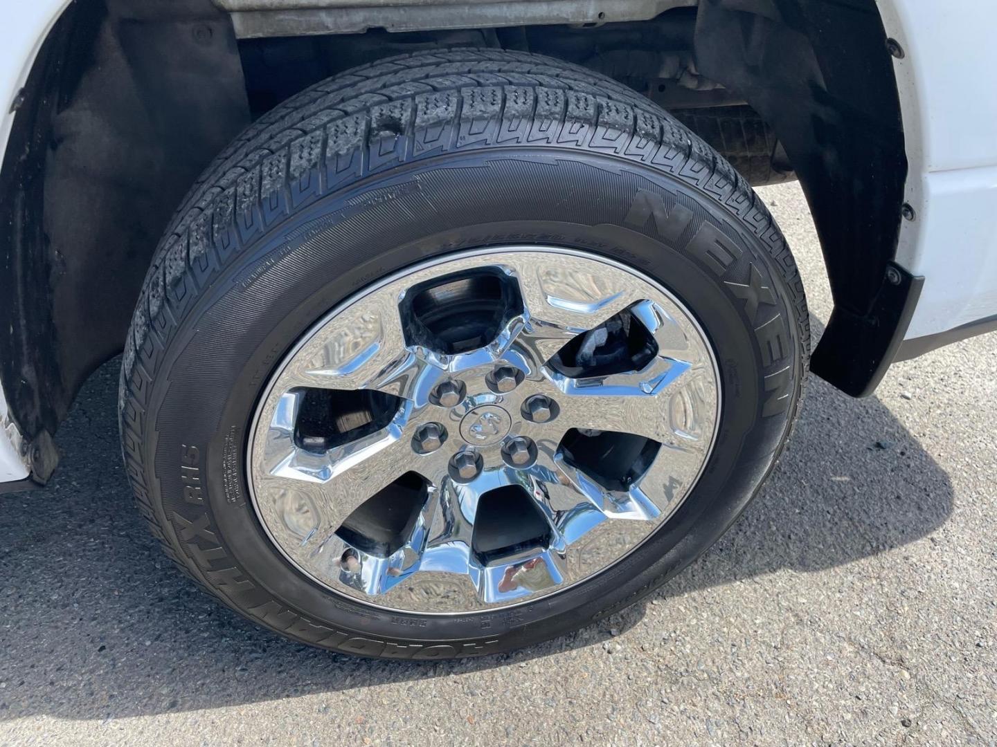 2020 Bright White Clear Coat RAM 1500 Tradesman (1C6SRFCT0LN) with an 5.7L HEMI 5.7L V8 395hp 410ft. lbs. Sequential Multiport Fuel Injection engine, 8-Speed Shiftable Automatic transmission, located at 800 Riverside Ave, Roseville, CA, 95678, (916) 773-4549, 38.732265, -121.291039 - 4X4 QUAD CAB 5.7 HEMI V8 TRADESMAN 20 WHEELS ONE OWNER SERVICE RECORDS ON CLEAN CARFAX - Photo#7