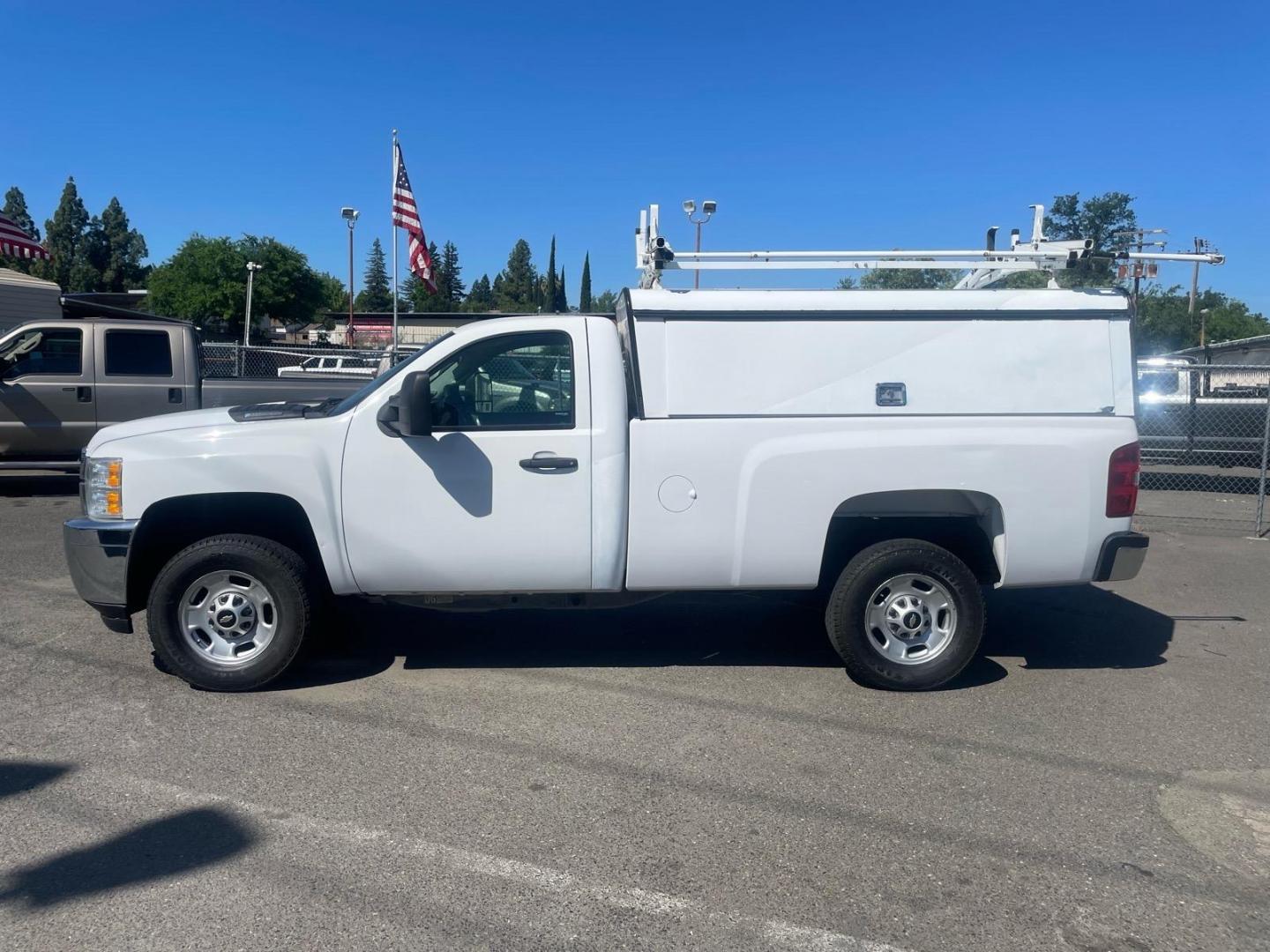 2014 White Chevrolet Silverado 2500HD Work Truck (1GC0KVEG2EF) with an 6.0L Vortec 6.0L Flex Fuel V8 360hp 380ft. lbs. Sequential Electronic Fuel Injection engine, 6-Speed Shiftable Automatic transmission, located at 800 Riverside Ave, Roseville, CA, 95678, (916) 773-4549, 38.732265, -121.291039- Photo#5
