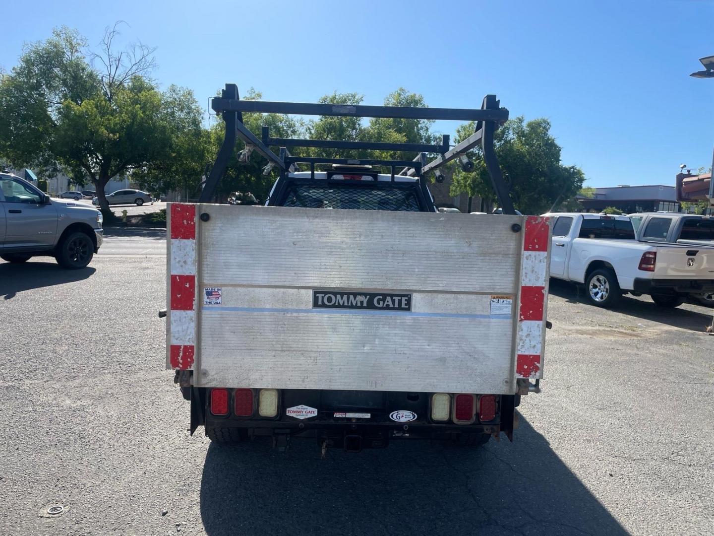 2017 Oxford White Ford F-250 Super Duty XL (1FT7W2BTXHE) with an 6.7L Power Stroke 6.7L Biodiesel Turbo V8 440hp 925ft. lbs. Common Rail Direct Injection engine, 6-Speed Shiftable Automatic transmission, located at 800 Riverside Ave, Roseville, CA, 95678, (916) 773-4549, 38.732265, -121.291039 - Photo#3