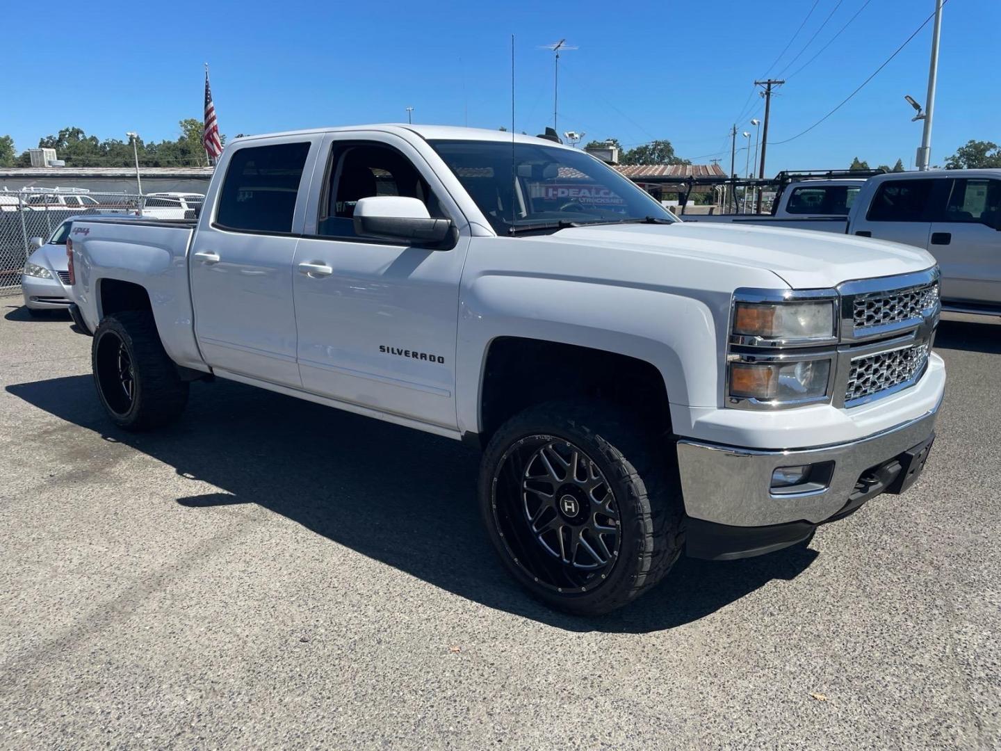 2015 Summit White Chevrolet Silverado 1500 LT (3GCUKREC8FG) with an 5.3L EcoTec3 5.3L V8 355hp 383ft. lbs. Direct Injection engine, 6-Speed Shiftable Automatic w/Overdrive transmission, located at 800 Riverside Ave, Roseville, CA, 95678, (916) 773-4549, 38.732265, -121.291039 - 4X4 CREW CAB LT SERVICE RECORDS ON CLEAN CARFAX- Photo#1