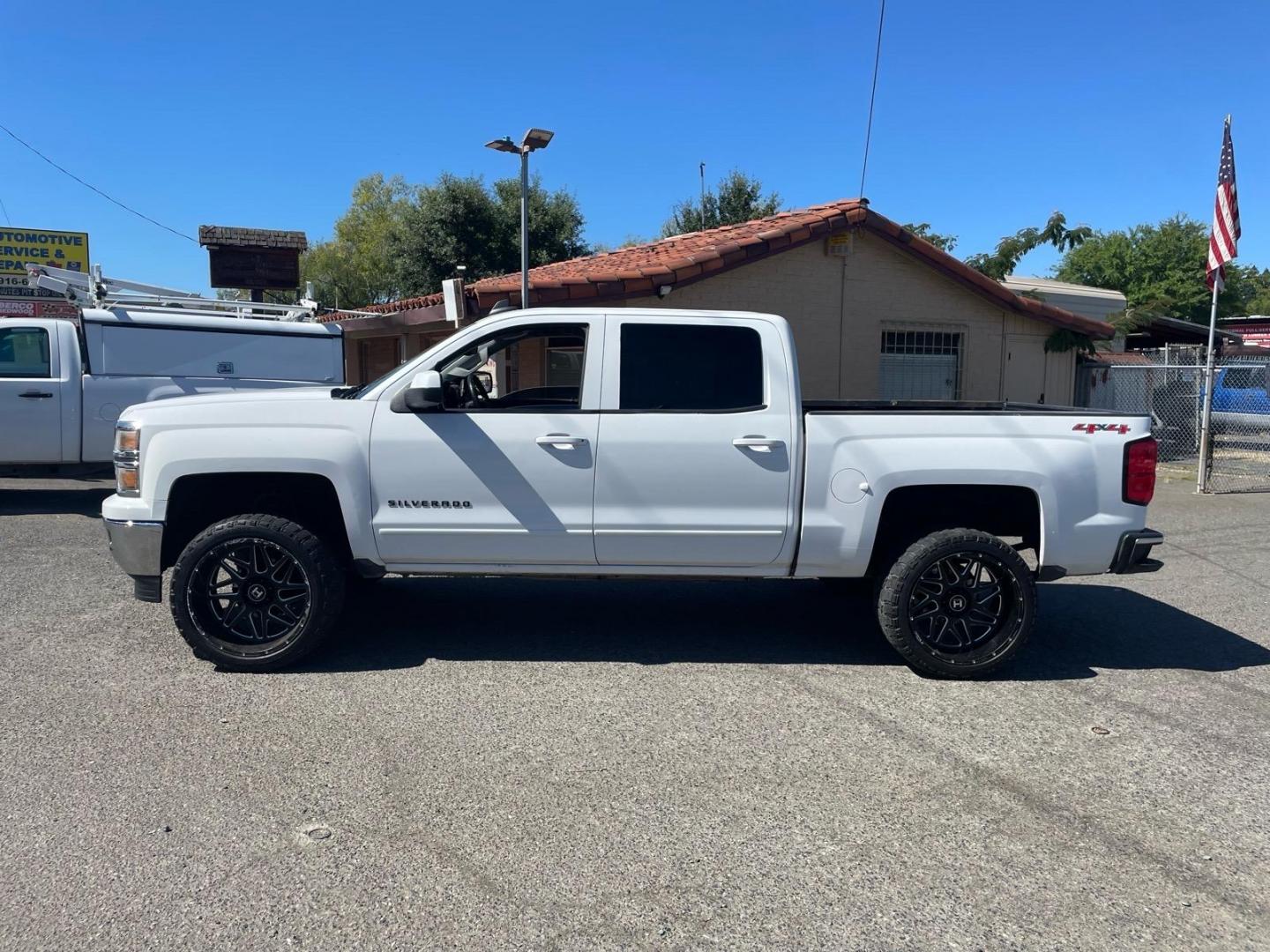 2015 Summit White Chevrolet Silverado 1500 LT (3GCUKREC8FG) with an 5.3L EcoTec3 5.3L V8 355hp 383ft. lbs. Direct Injection engine, 6-Speed Shiftable Automatic w/Overdrive transmission, located at 800 Riverside Ave, Roseville, CA, 95678, (916) 773-4549, 38.732265, -121.291039 - 4X4 CREW CAB LT SERVICE RECORDS ON CLEAN CARFAX- Photo#4
