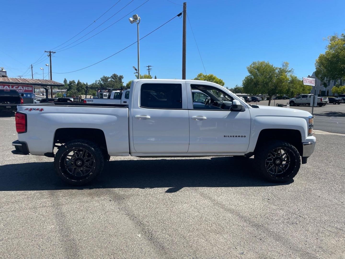 2015 Summit White Chevrolet Silverado 1500 LT (3GCUKREC8FG) with an 5.3L EcoTec3 5.3L V8 355hp 383ft. lbs. Direct Injection engine, 6-Speed Shiftable Automatic w/Overdrive transmission, located at 800 Riverside Ave, Roseville, CA, 95678, (916) 773-4549, 38.732265, -121.291039 - 4X4 CREW CAB LT SERVICE RECORDS ON CLEAN CARFAX- Photo#5