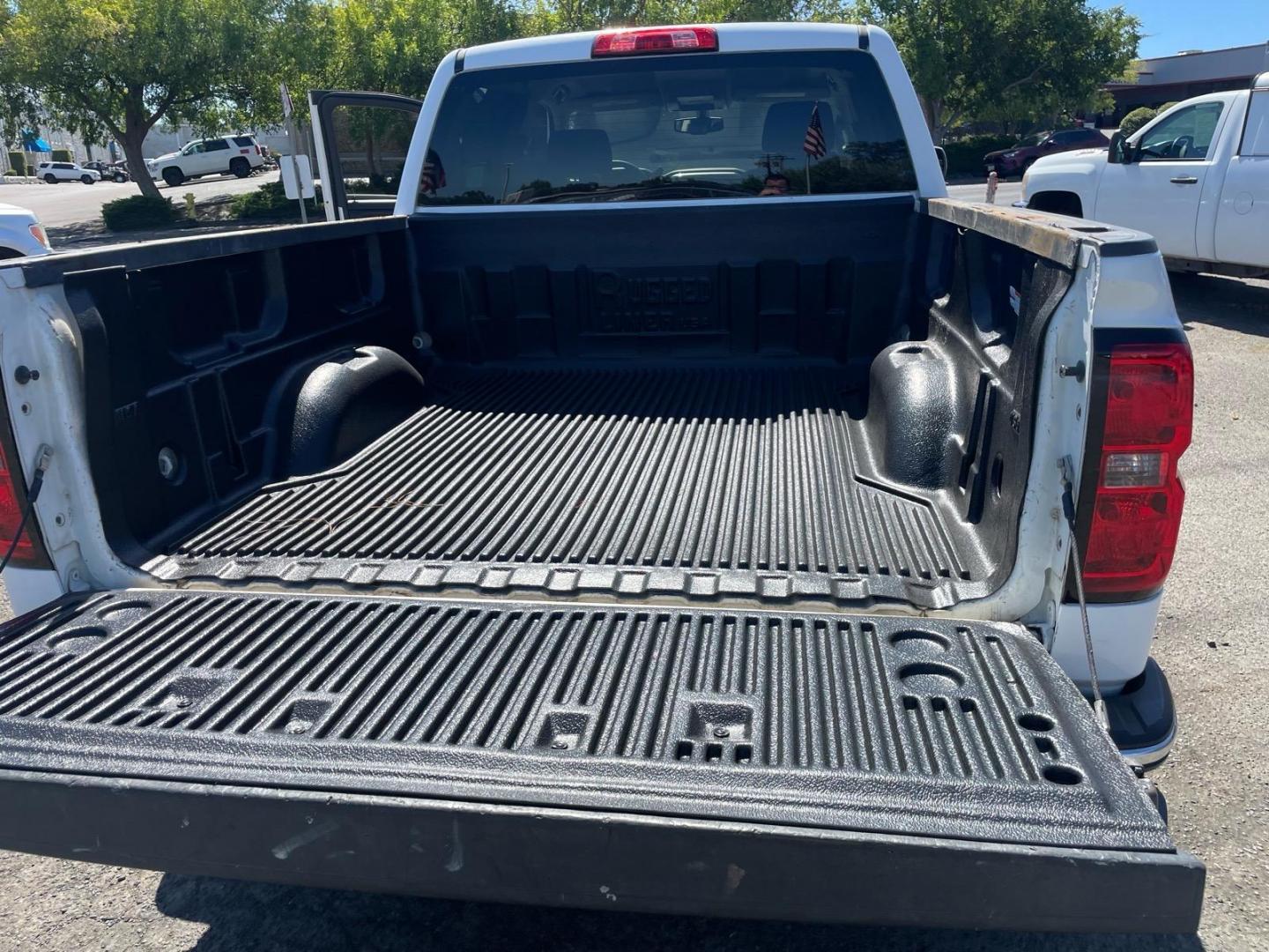 2015 Summit White Chevrolet Silverado 1500 LT (3GCUKREC8FG) with an 5.3L EcoTec3 5.3L V8 355hp 383ft. lbs. Direct Injection engine, 6-Speed Shiftable Automatic w/Overdrive transmission, located at 800 Riverside Ave, Roseville, CA, 95678, (916) 773-4549, 38.732265, -121.291039 - 4X4 CREW CAB LT SERVICE RECORDS ON CLEAN CARFAX- Photo#8