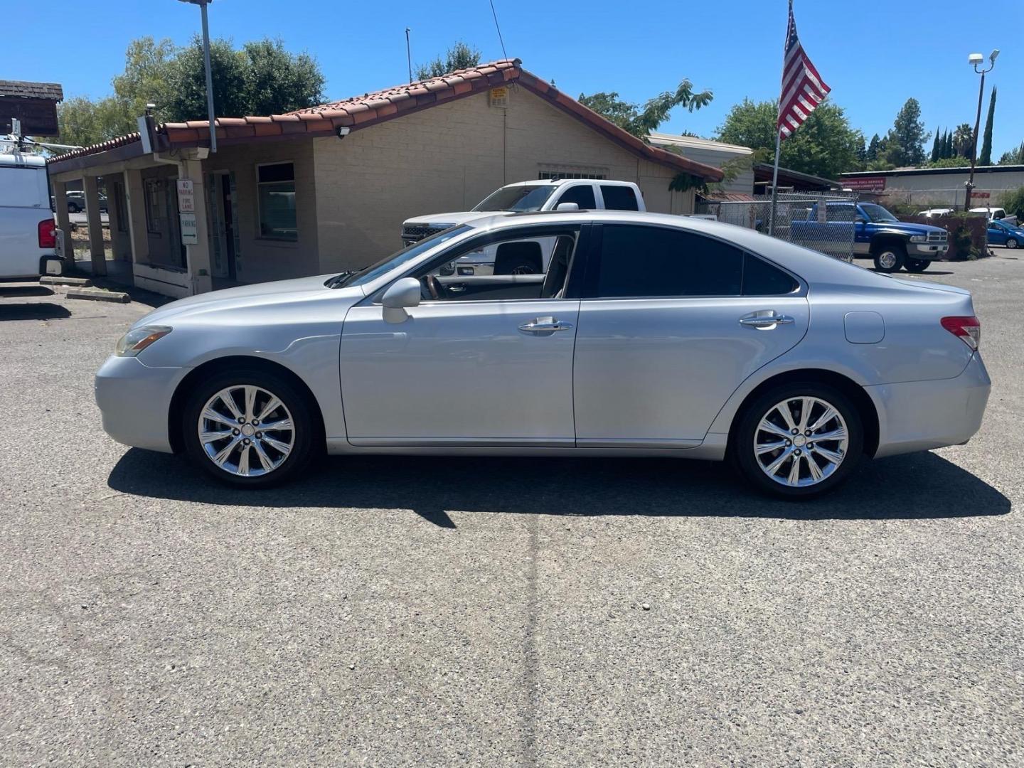 2008 Tungsten Pearl Lexus ES 350 Base (JTHBJ46G682) with an 3.5L 3.5L V6 272hp 254ft. lbs. Other engine, 6-Speed Automatic w/Sequential Shift Mode transmission, located at 800 Riverside Ave, Roseville, CA, 95678, (916) 773-4549, 38.732265, -121.291039- Photo#1